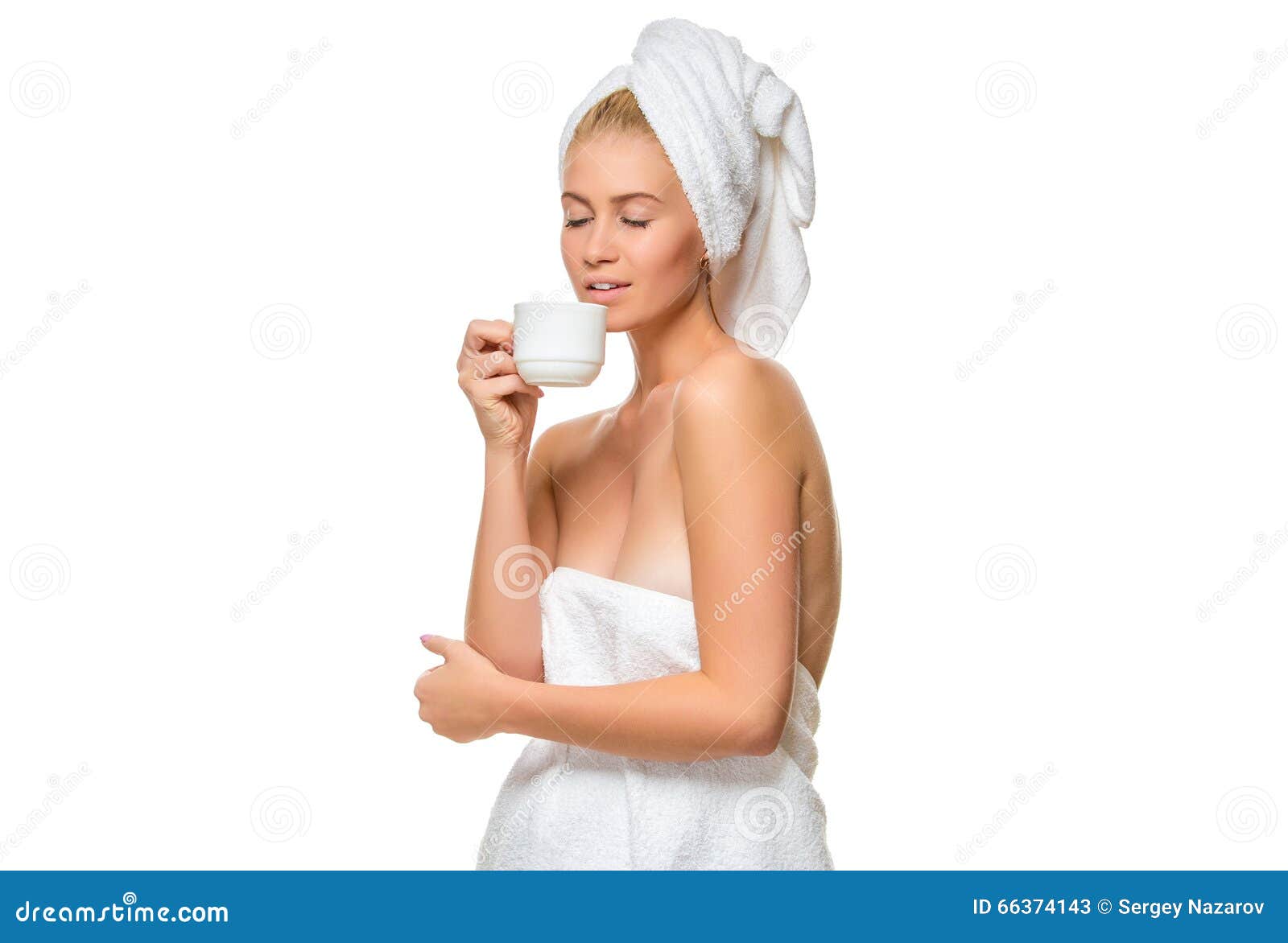 Выпил с полотенцем. Спектакль энергичные люди бдт. Фотосессия в халатах и полотенце на кровати. Женщина в полотенце пьется. Девушка держит крем.