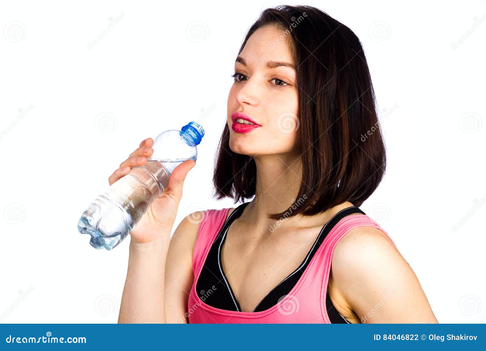 Янг девушка. Девушка с бутылкой воды на белом фоне. Спортивная девушка с бутылкой воды. Девушка с маленькой бутылочкой питьевой воды. Фото девушки с бутылём воды.