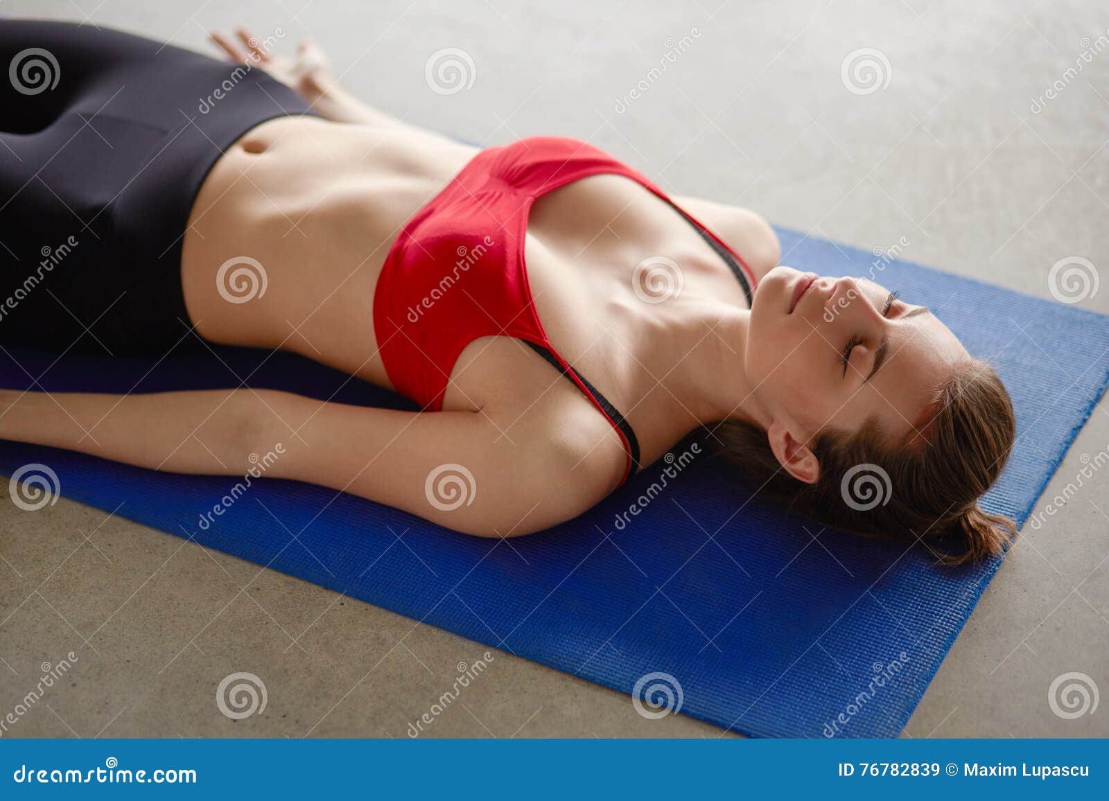Лежа на животе подборка. Лежа на животе. Девушка лежит на спине. Живот лежа на спине. Девушка лежит на коврике для йоги.