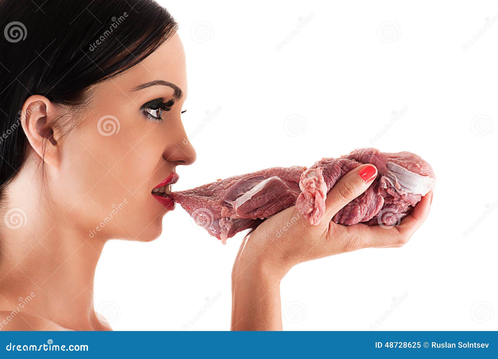 Голодная женщина видео. Девушка ест сырое мясо.
