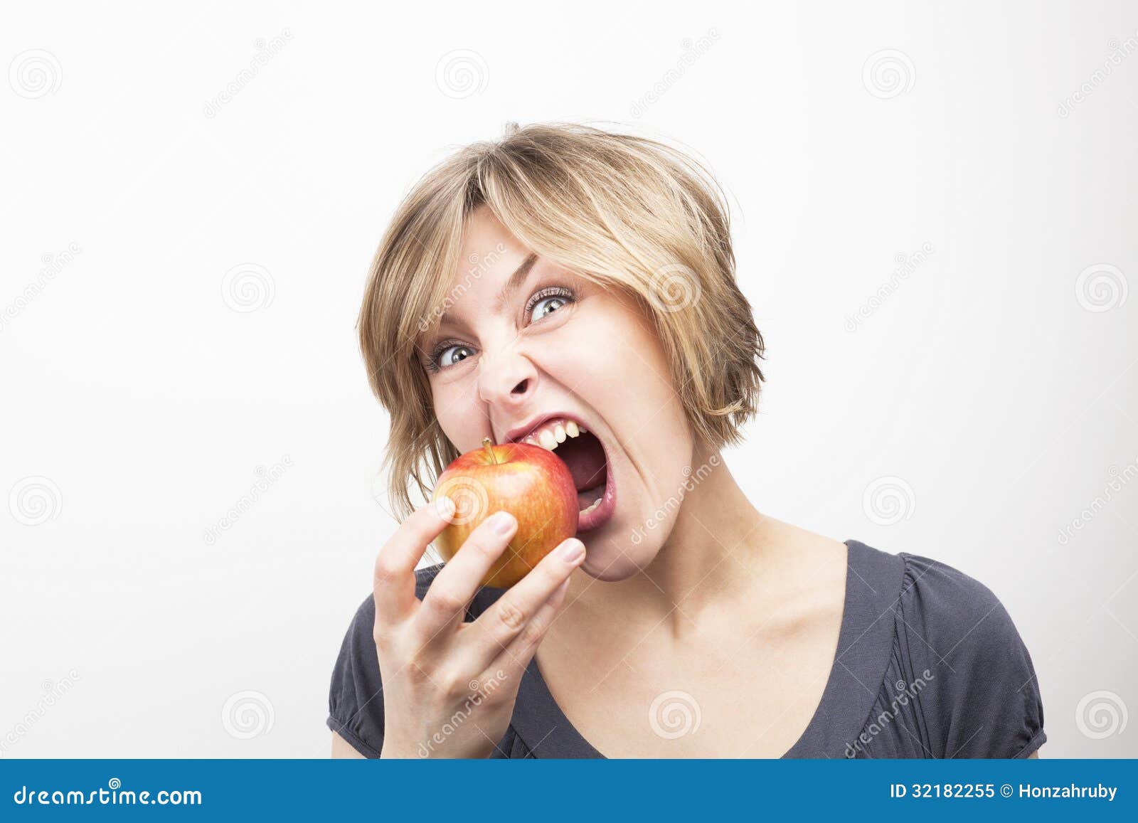 She eat apples now. Ест яблоко. Оливер кушает яблоко. Девушка ест яблоко гифки. Кусает яблоко.