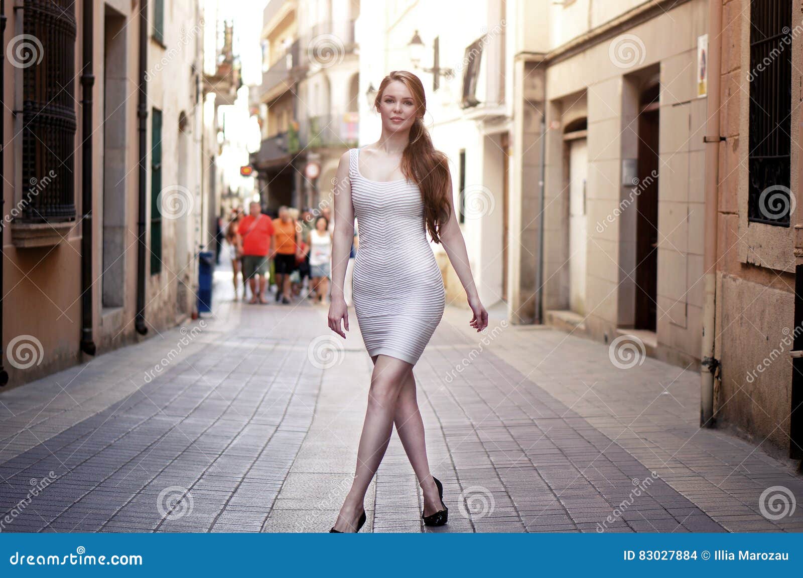 фотосессия в парке весной с рамками. женщина идущая впереди 2017. пожилая женщина у реки. женщина ходит первой. женщина идущая впереди фильм 2017 кадры.