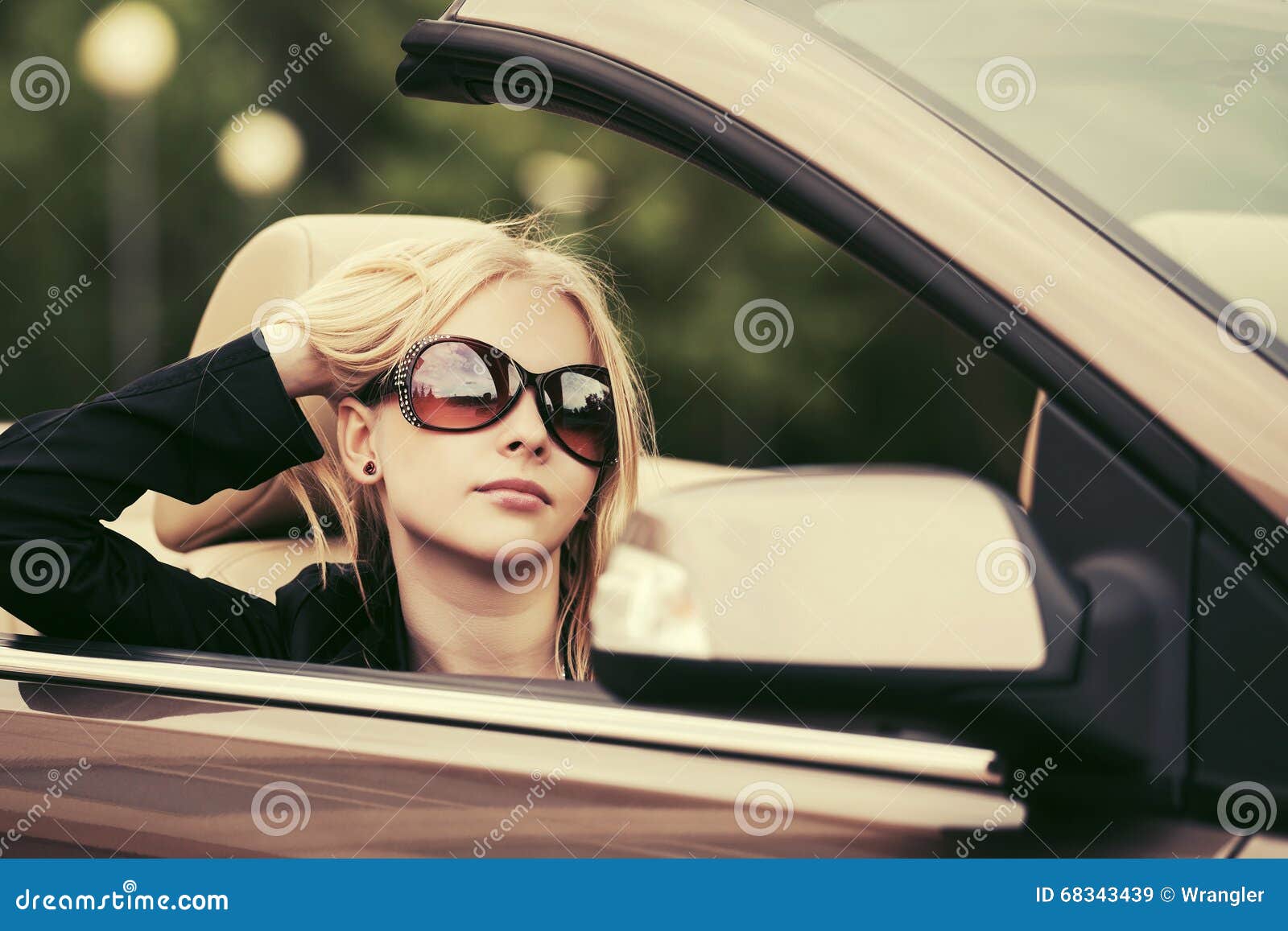 Женщина в кабриолете. Блондинка в кабриолете. Женщина за рулем кабриолета. Блондинка за рулем кабриолета