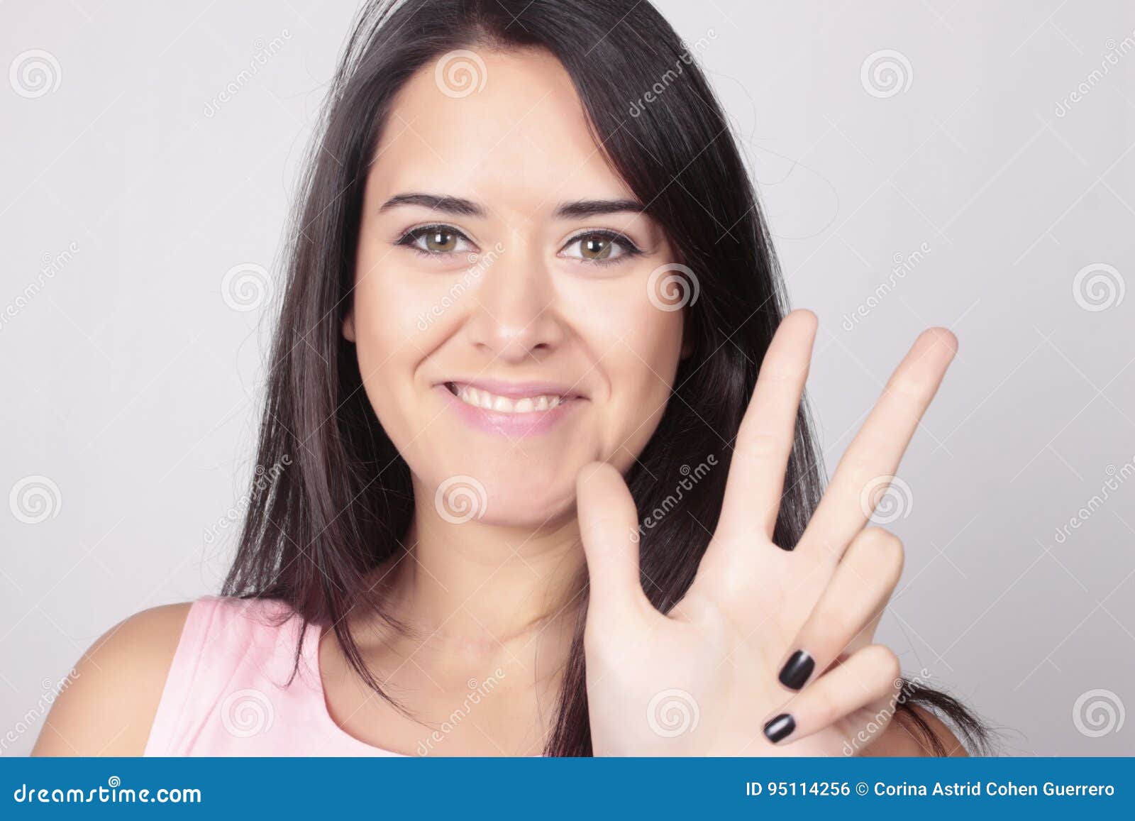 2 2 четыре пальца. Два пальца в девушке. Девушка жесты. Девушка с жестом два пальца. Девушка с четырьмя пальцами.