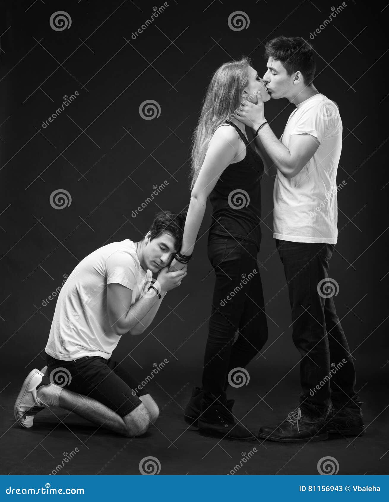 One people. Мужчина и две женщины. Парень между двух девушек. Любовный треугольник мужик. Девушка выбирает между двумя парнями.