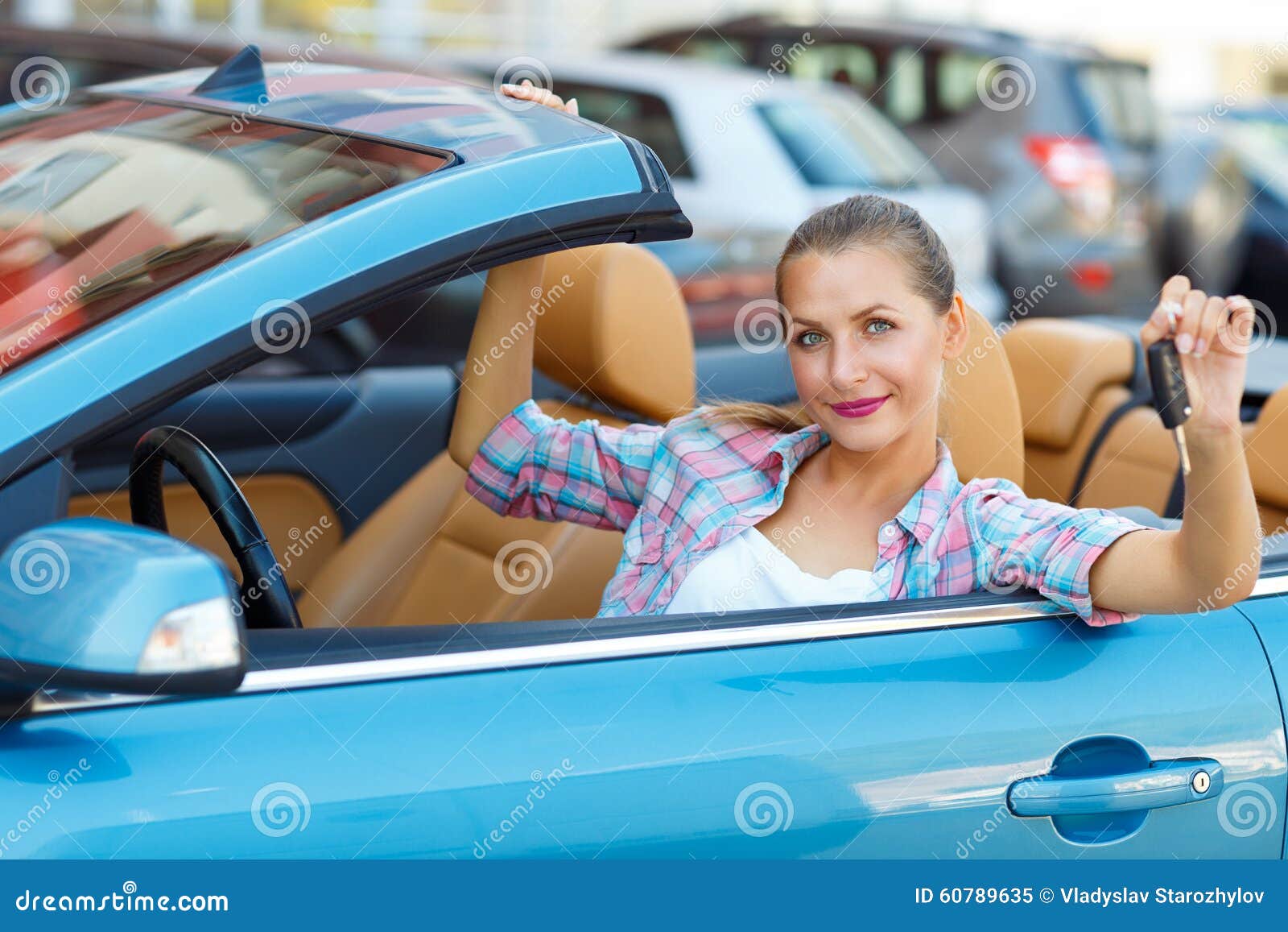 Девушка в кабриолете. Девушка сидит в кабриолете. Блондинка в кабриолете. Фото в кабриолете девушка