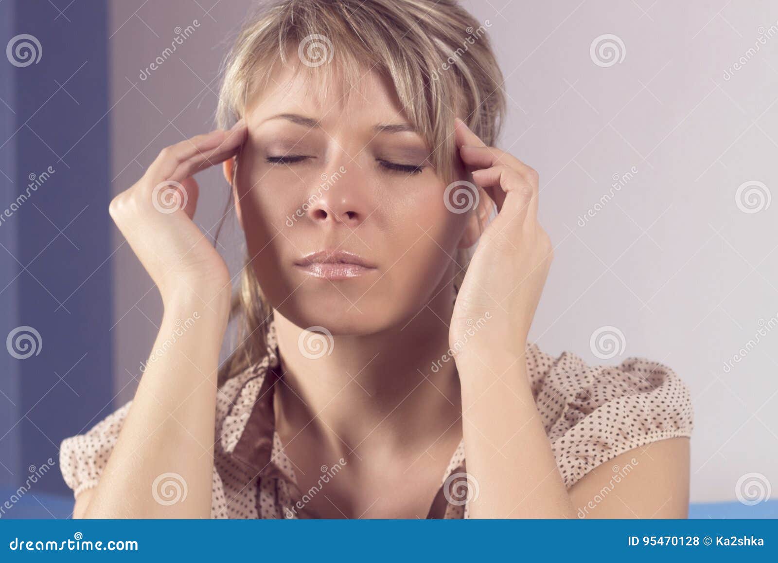 Have a headache topic. She is having a headache. Болезни на английском языке. Рисунок i have a headache. She has a headache.