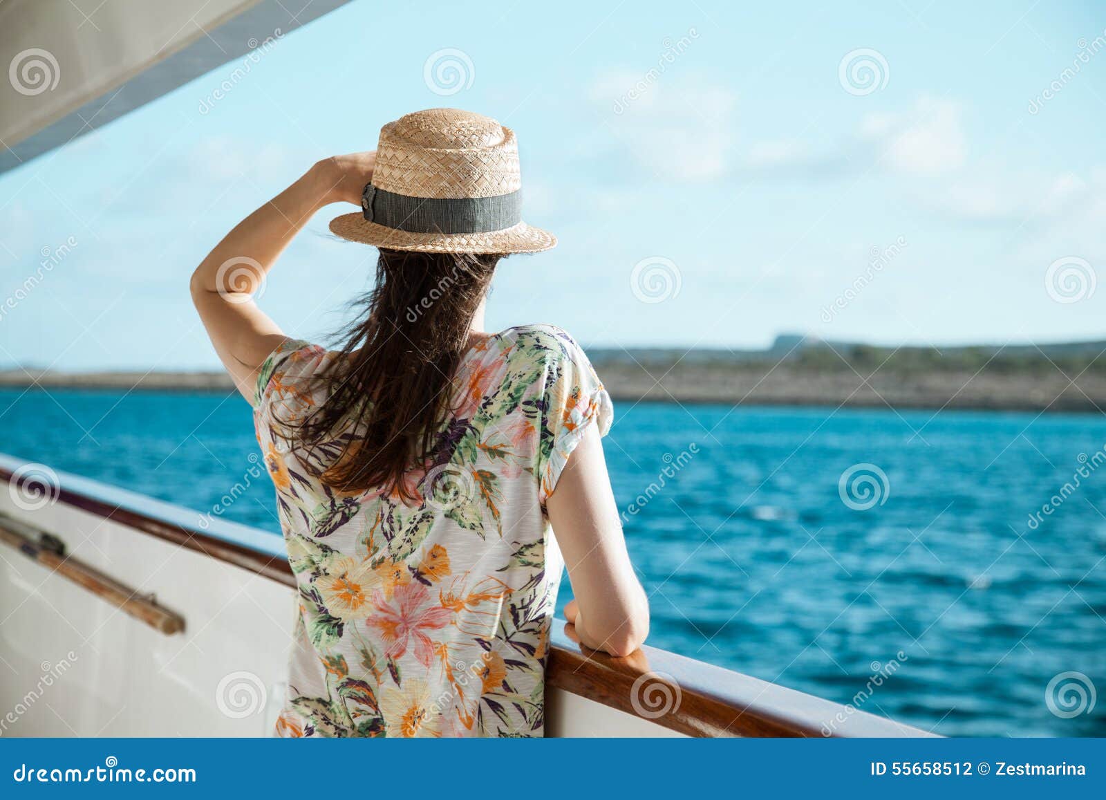 Лежа на палубе. Итальянка на корабле. Девушка на палубе лайнера. Картина девушка на палубе лайнера. Девушка сидит на борту корабля.