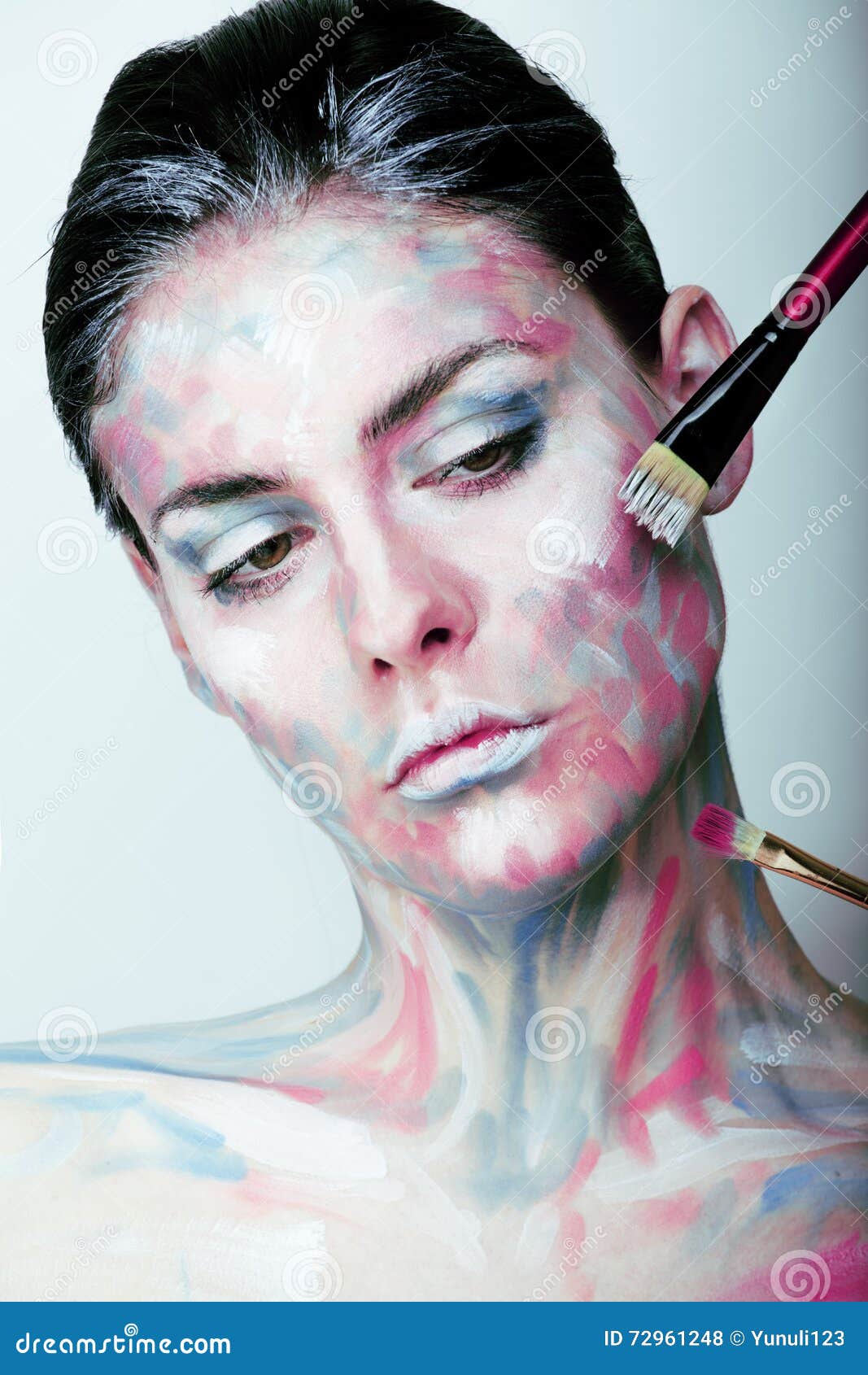 человек который красит лицо. чел с закрашенным лицом. оригинал лицо в краске. стилист визажист. девушка красится.