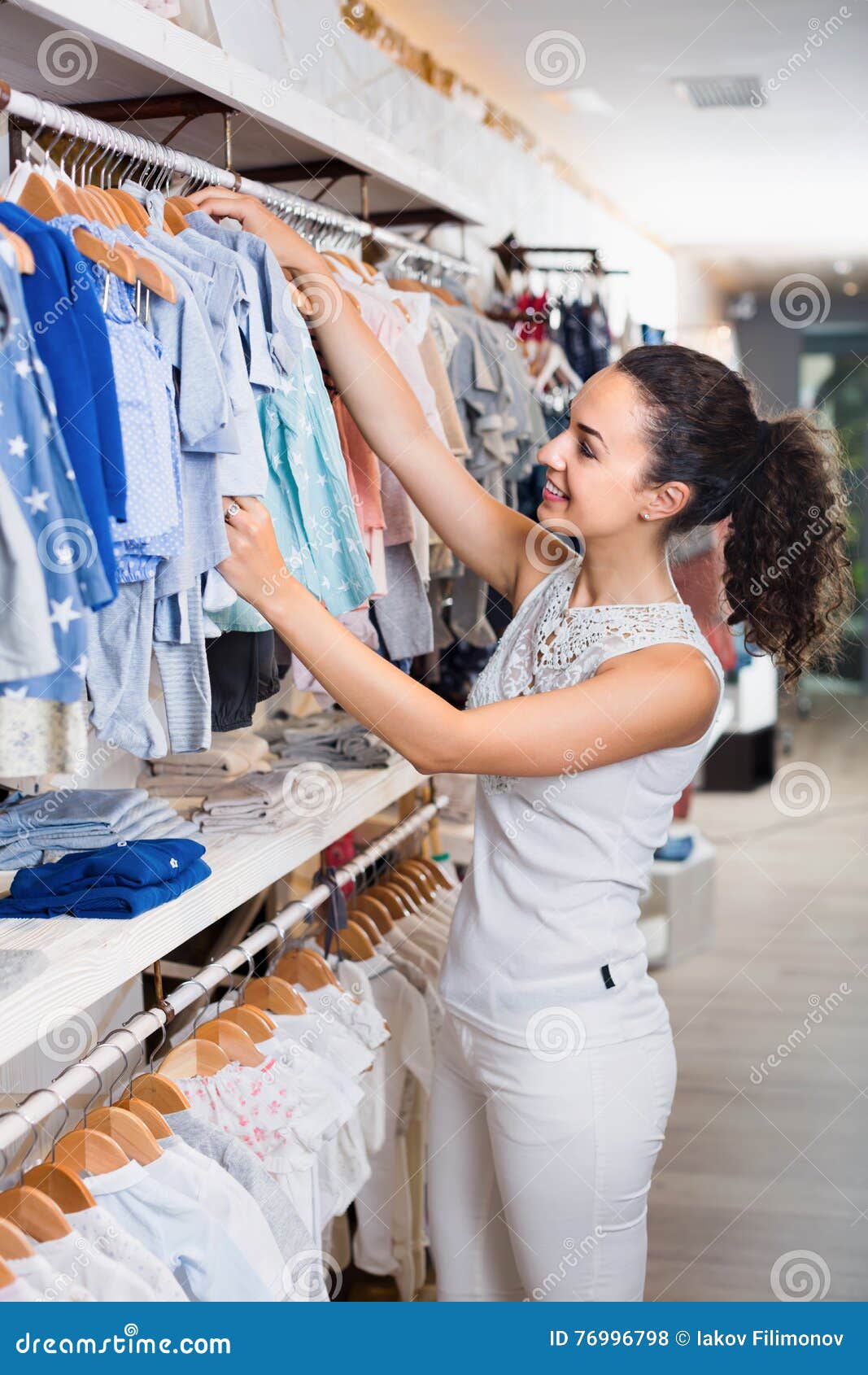 Новая одежда. Что такое сток одежда. Что такое сток одежда. Магазин стоковой одежды. Сток одежда.