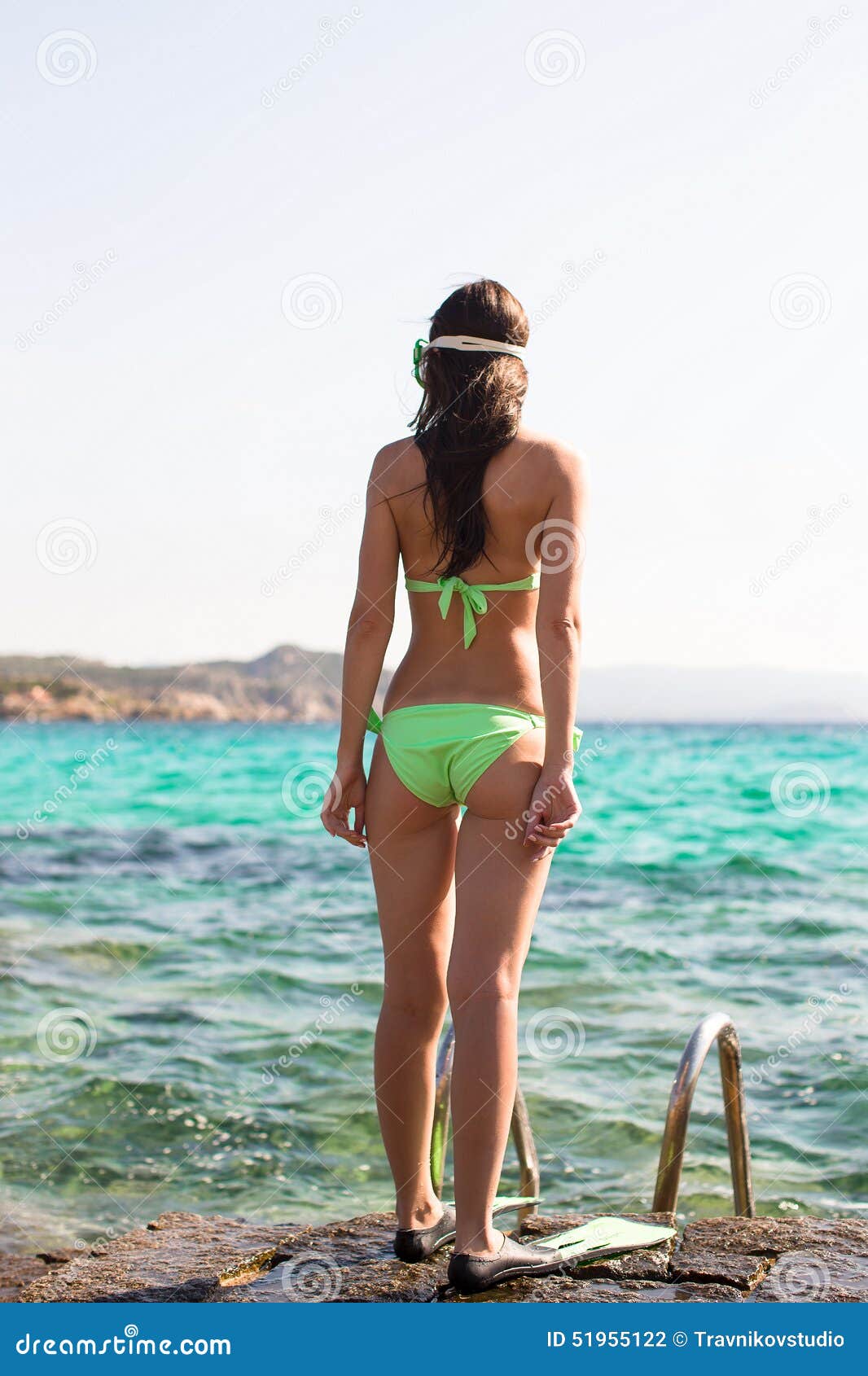 Зеленый купаться. Девушки в купальниках стоят с задним. Молодая женщина в купальнике на набережной. Женщина в купальнике в июне. Женщина в купальнике передом.