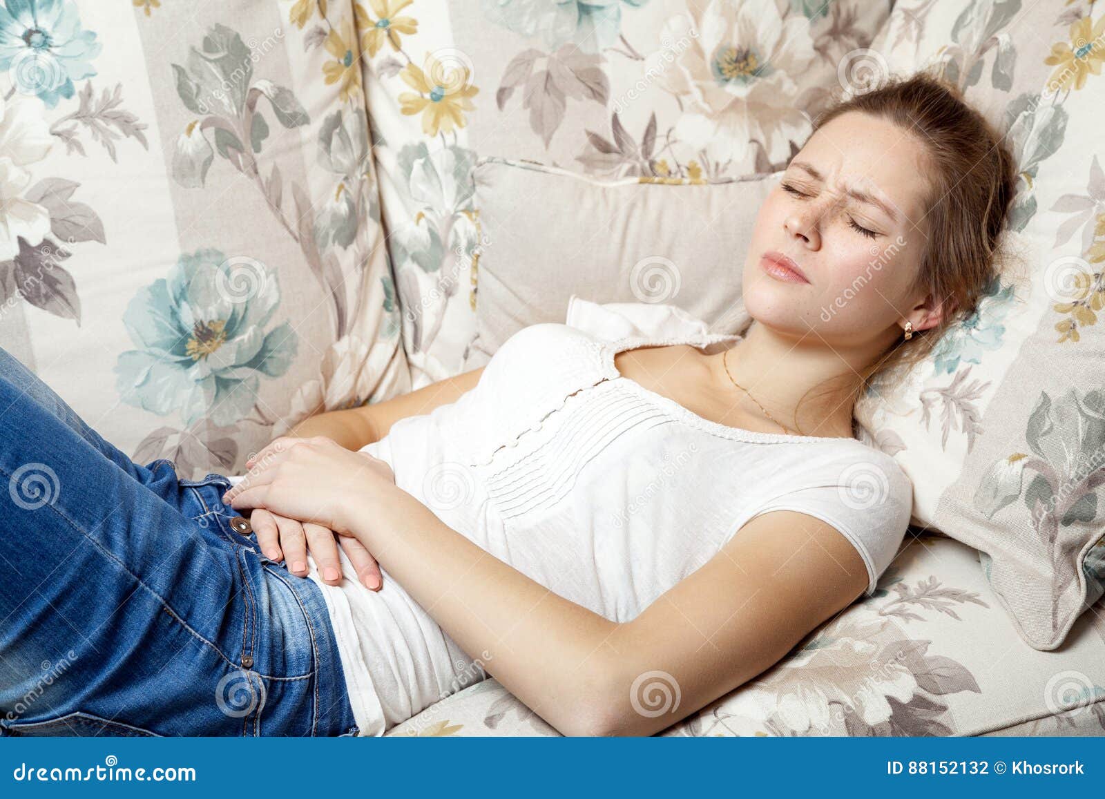 Девушка подросток лежит. Девочка на траве в шортах. Девочка на газоне. Девушка подросток лежит на кровати. Подросток лежа на траве.