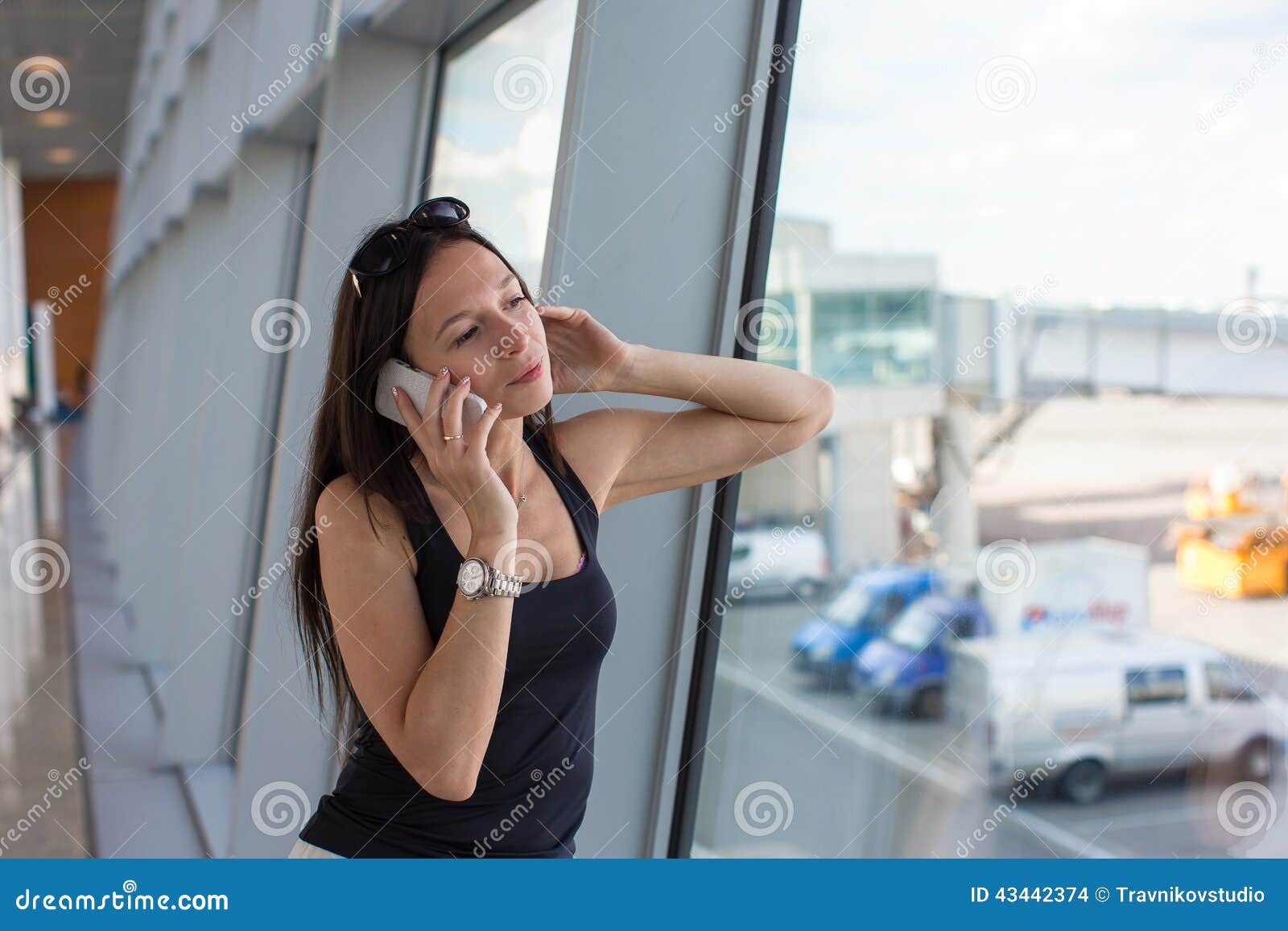 Пока она разговаривала по телефону видео. Девушка в аэропорту говорит по телефону. Девушка в майке говорит по телефону. Пока разговаривала по телефону. Фото девушка стоит говорит по телефону.
