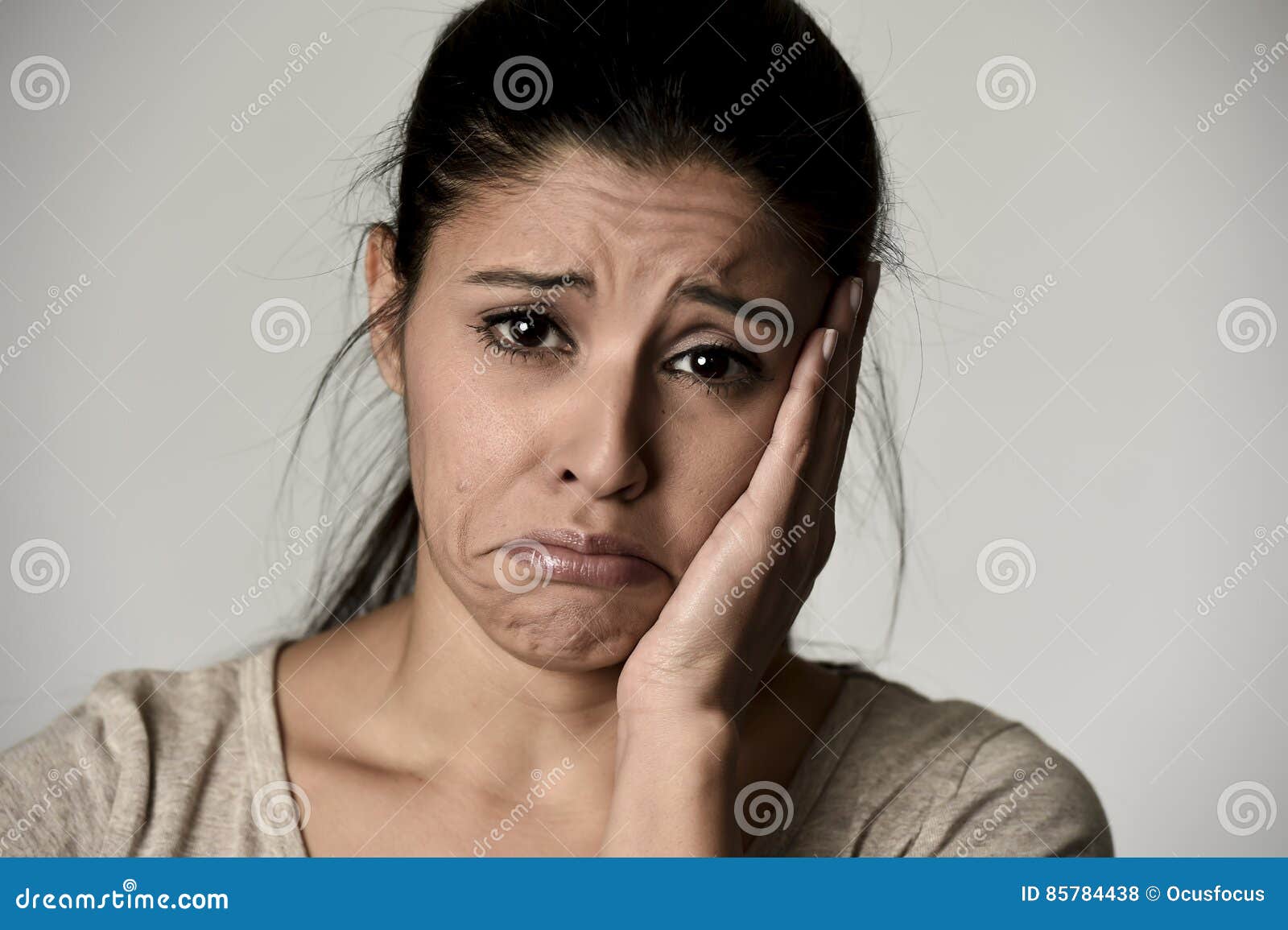 Лицо сочувствия. Женщина утешает мужчину. Сочувствие эмоция. Девушка эмоции. Мать и плачущая дочь.