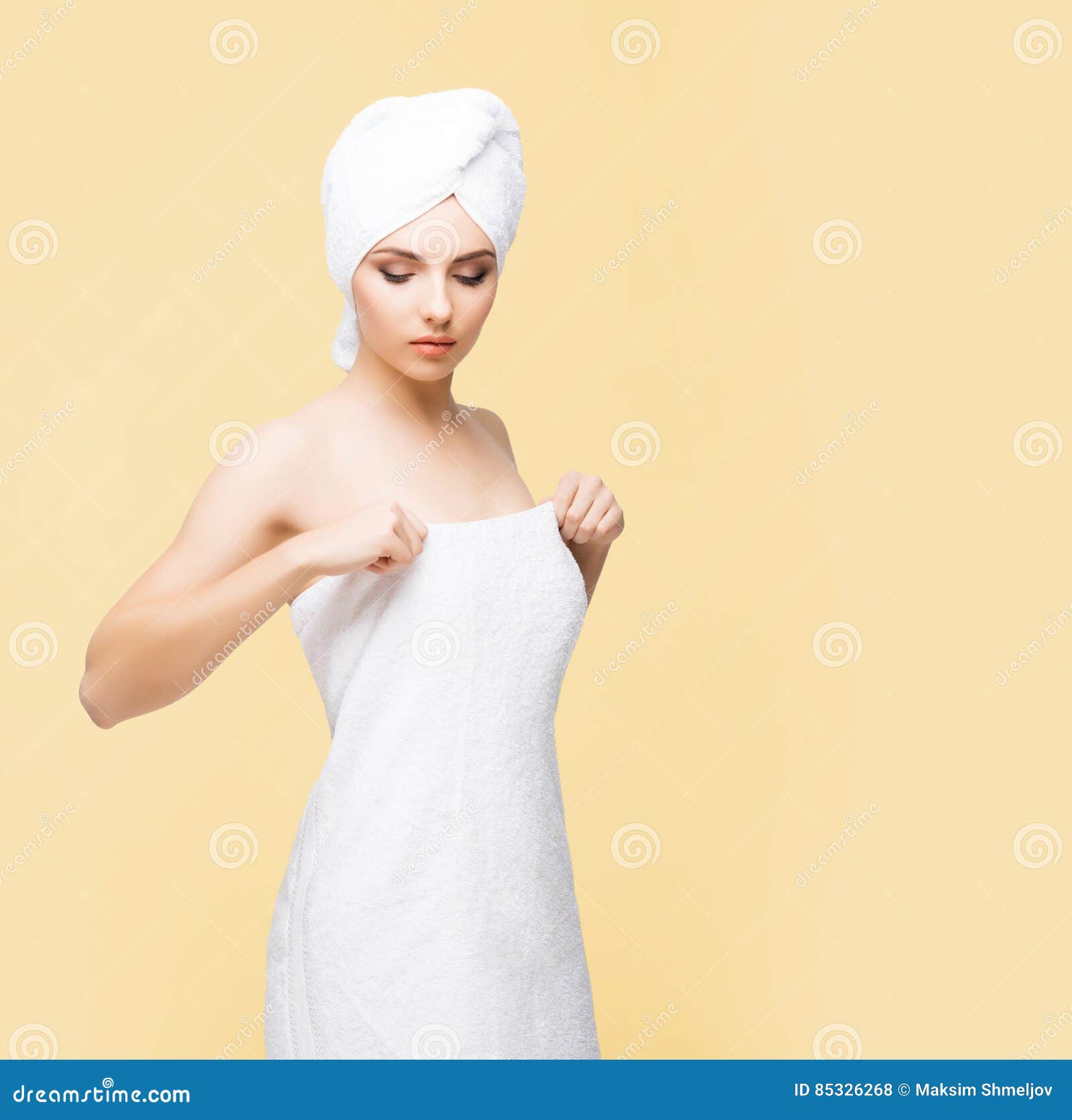 Работа в полотенце. Женщина в полотенце арт. Девушка замотана в полотенце арт. Девушка в полотенце со спины. Девушки обернутые в полотенце рисунок.