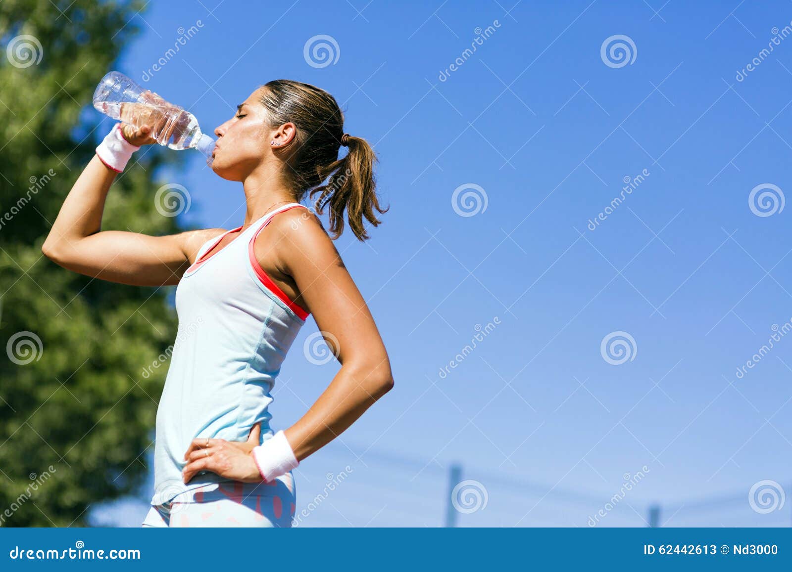 Спортивный лимонад. Пить воду. Энергетический напиток спортивное питание. Напитки для спортзала. Спортивные напитки.