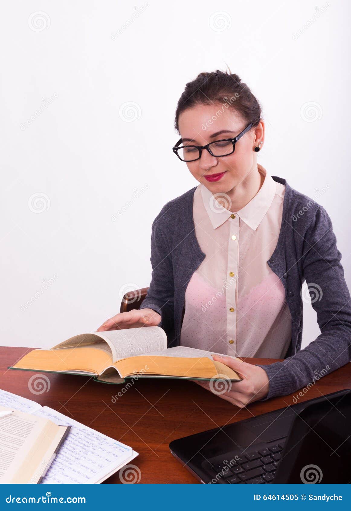 Учительница читает книгу. Женщина учитель. Учительница сидит за столом. Учительница за книжкой. Книга училка читать.