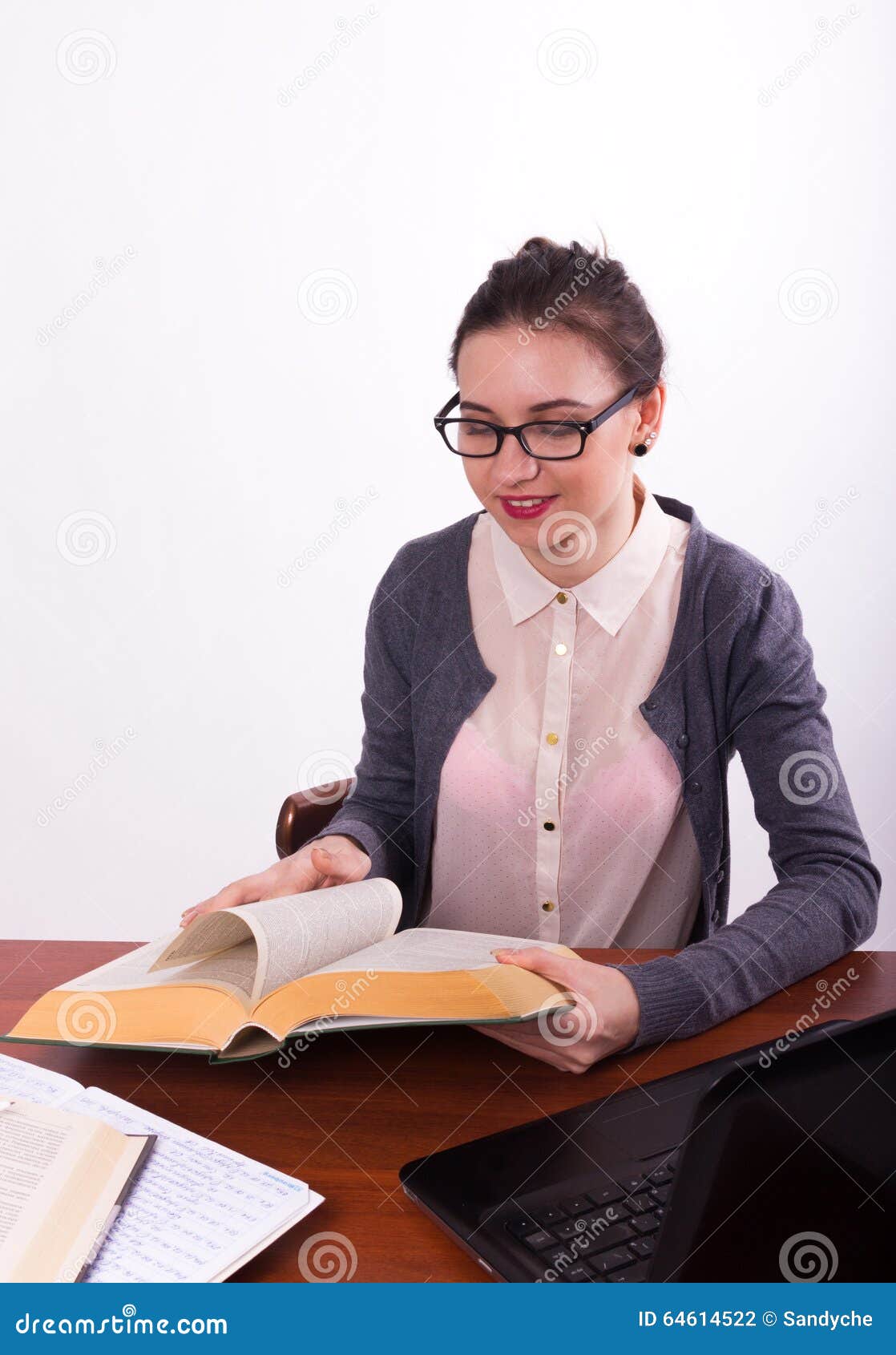 Женские ноги учительнице. Сидячий учитель. Учитель сидит. Села на лицо. Учительница в кровати.