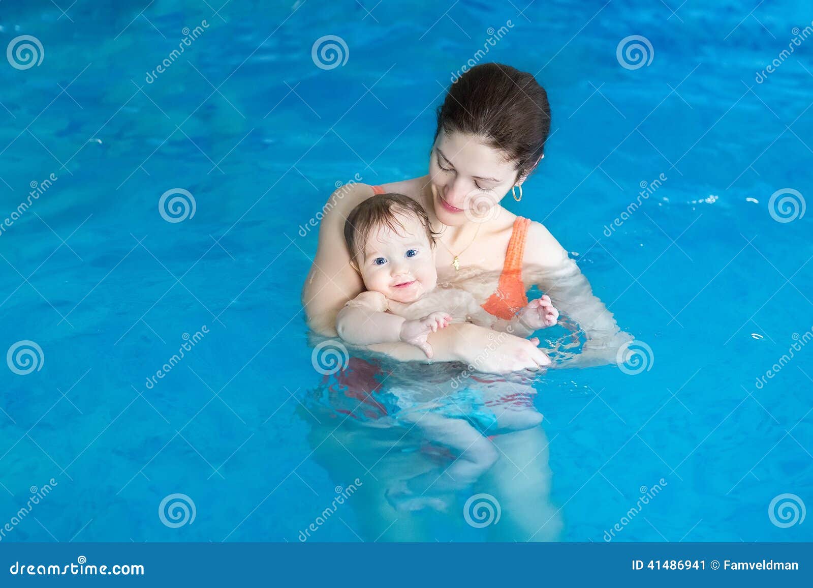 Женщина с сыновьями в бассейне. С мамой друга в бассейне. С мамой друга в бассейне. С мамой друга в бассейне. Победа для мамы бассейне.