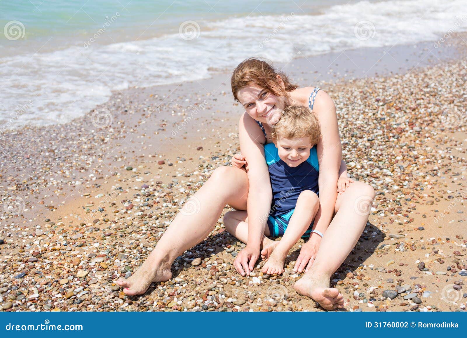Мамы на нудиском пляже. Мальчишки с мамой пляж. Фотосессия мать и сын на пляже. Фотосессия мама с сыном на пледе. Сын на маме пляжные.
