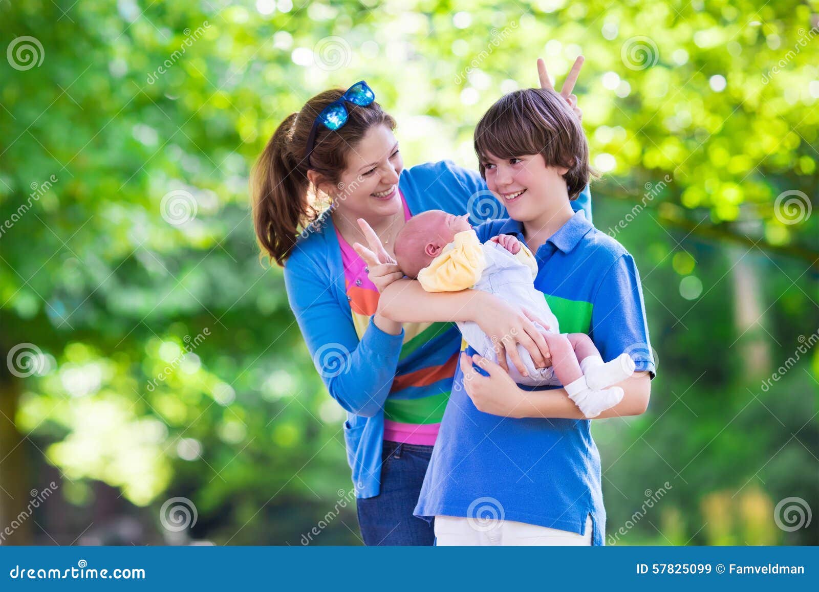 Молодая мать 2 / young mother 2 / jeolmeun eomma 2 (2014). Молодая мама 3. Мама с ребёнком в каляске. Счастливая женщина с ребенком. Молодая мама 3.