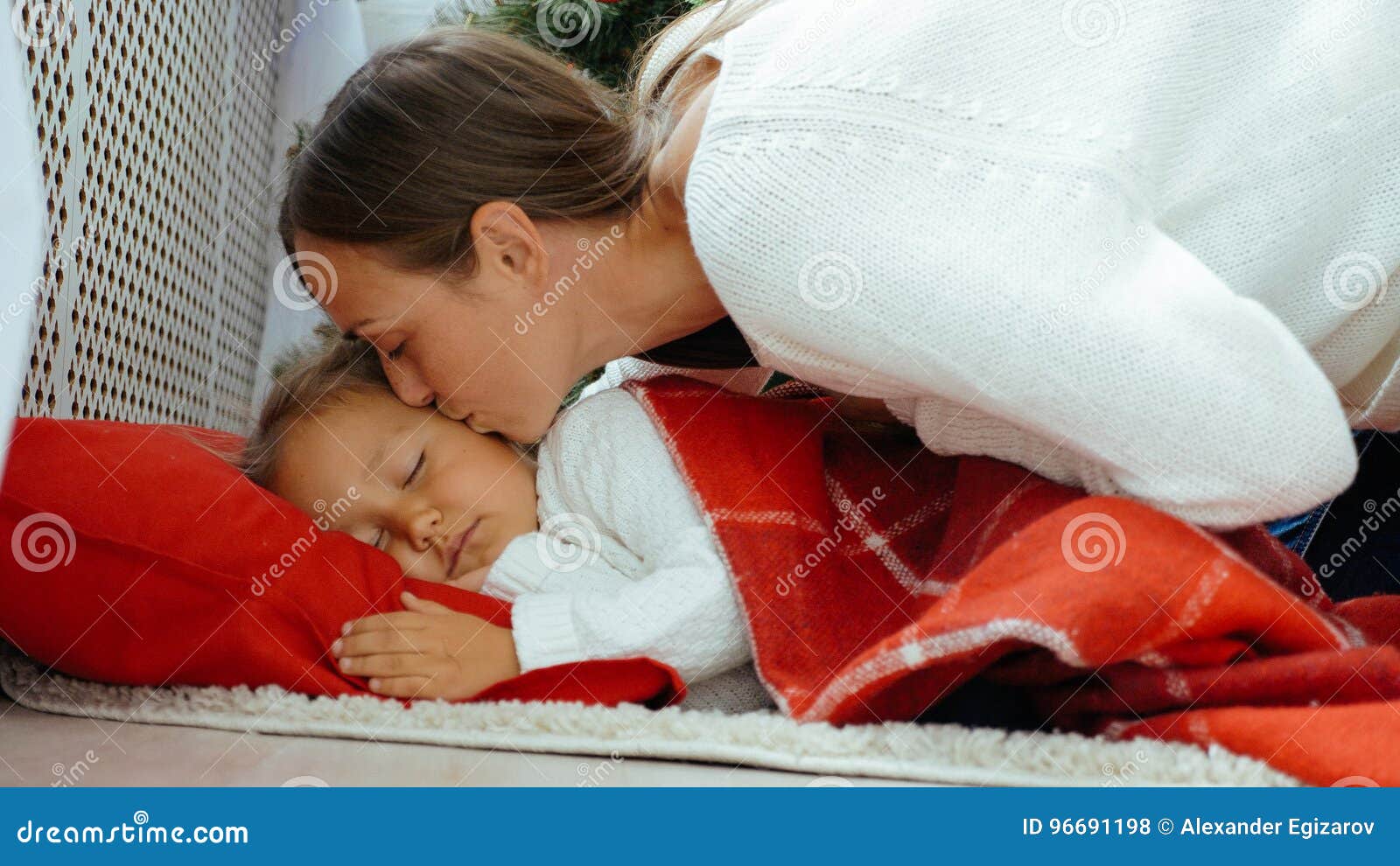 Спящие маленькие Дочки. Мама укладывает дочку спать.