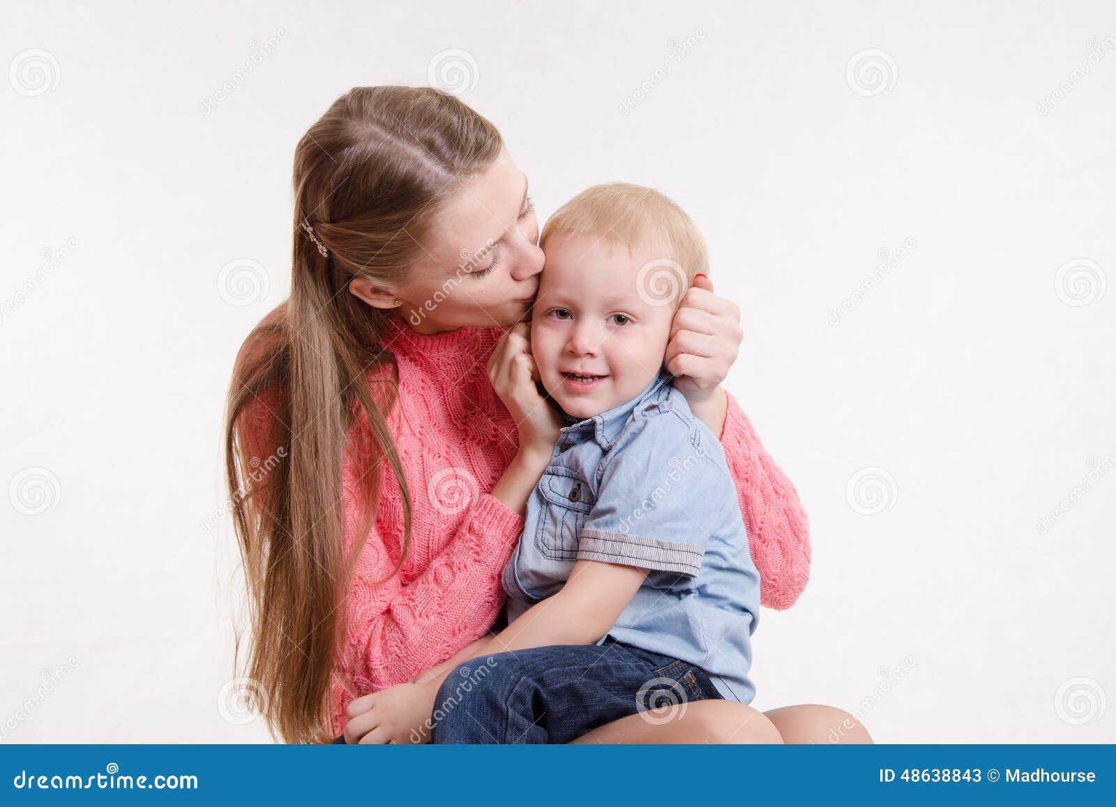 мама сидит на сыне. ребенок на коленях у мамы. мама на коленях. малыш у мамы на коленках. ребёнок сидит на коленях у мамы.