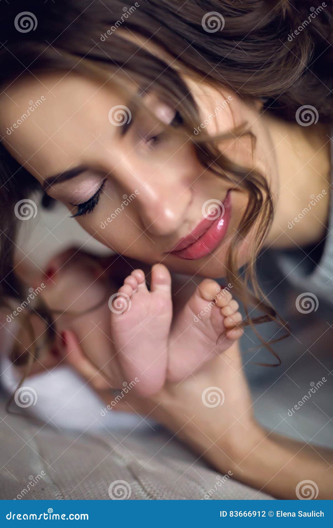 Целует пятки видео. Парень нюхает ноги девушки. Целует пятки видео. Лизать пятки. Облизывание ног женщин.