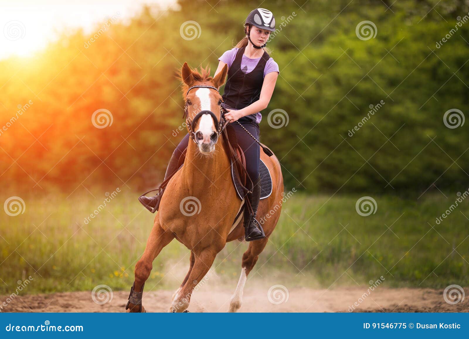 Ехал на коне вел. Ехать на лошади. Конь и женщина. Женщина на лошади. Лошадь едет на лошади.