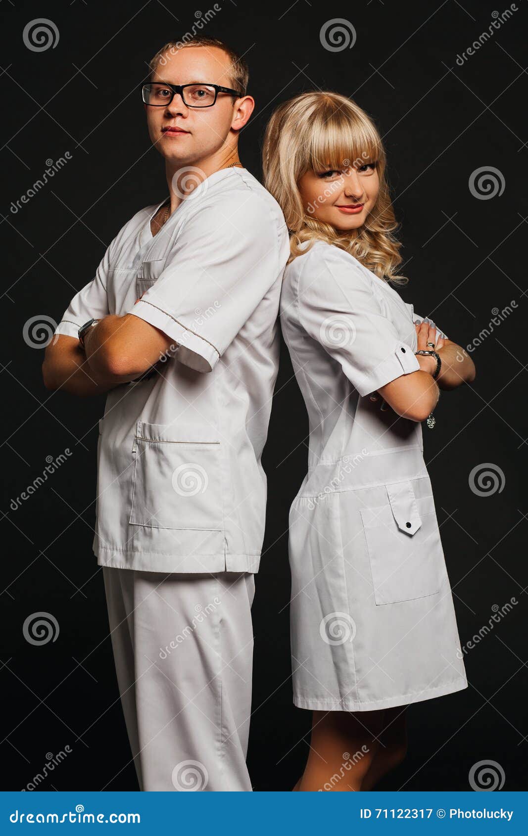 Семейный пара врач. Красивая пара врачей. Медики пары. Врачи спина к спине. Красивые пары врачей.