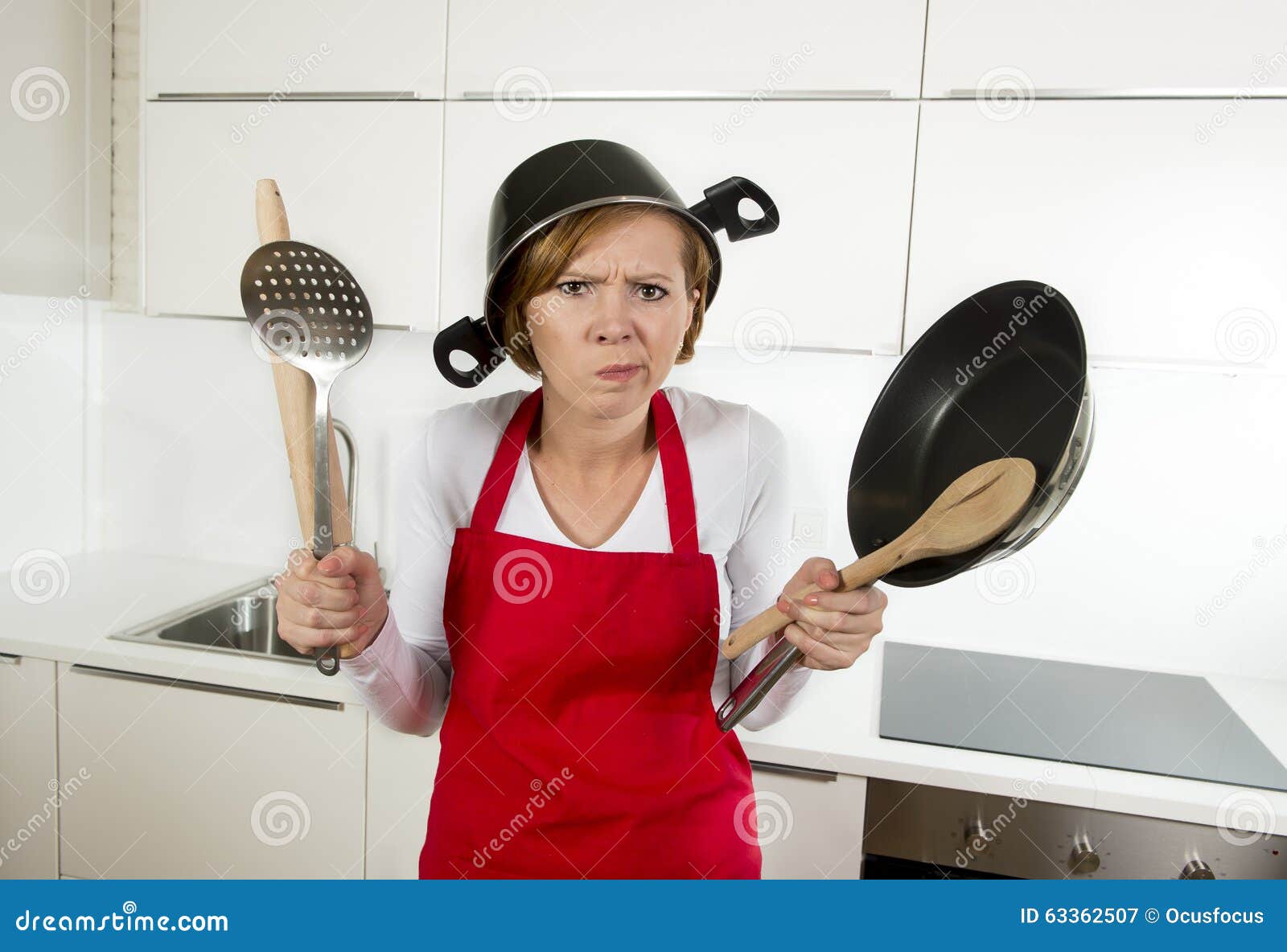 девушка домохозяйка. хозяйка на кухне. женщина в доме. домохозяйка выходит на работу. домохозяйка убирается.