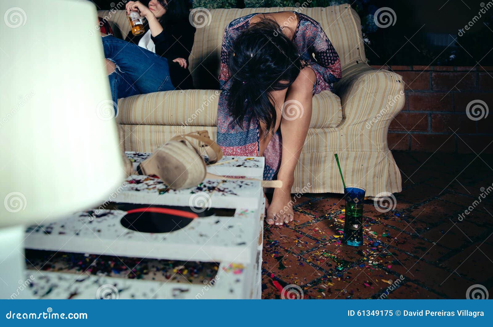 Пьяные девушки в ночном клубе. Женщина после корпоратива. Девушку сняли в ночном клубе. Пьяные в ночном клубе. Пьяные девушки в ночных клубах.