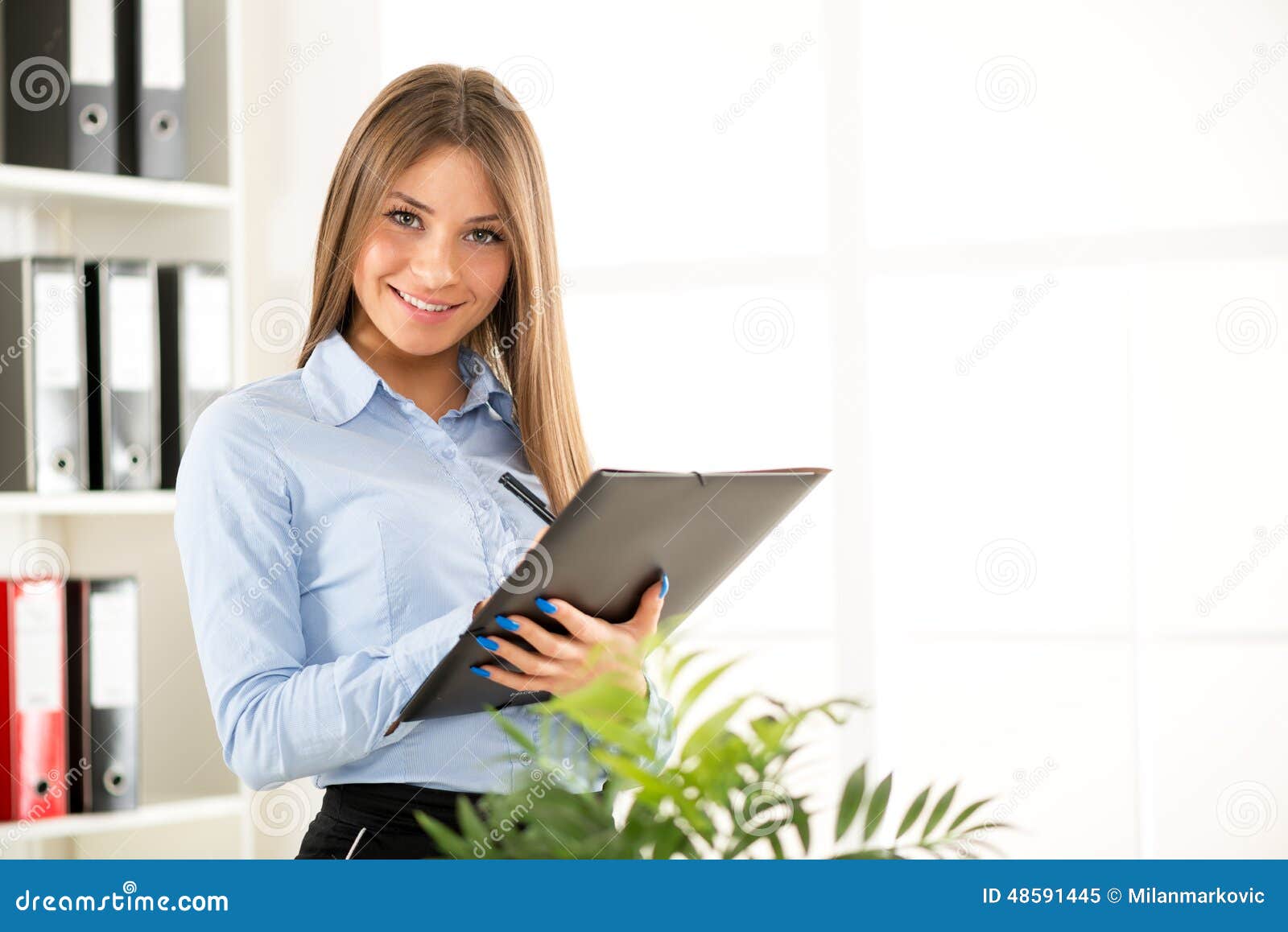 Студентка коммерсантка и просто красавица читать. Девушка с папкой в руках. Женщина с папкой в руках в офисе. Секретарь с документами. Красивая девушка с документами.