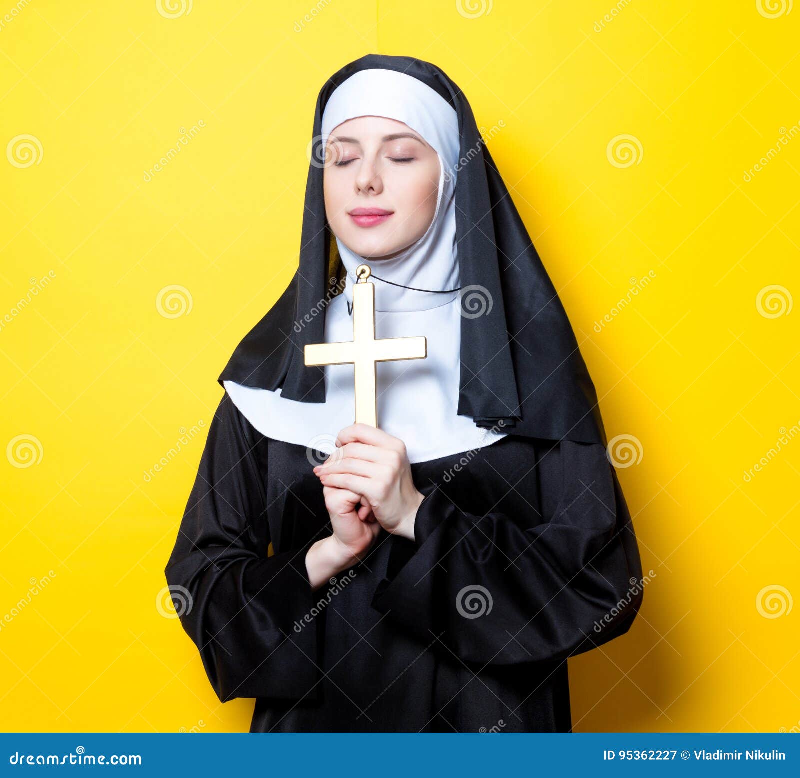 Болезнь монашек что это. Монахиня с крестом. Монахиня в церкви. Монахини затворницы. Монашка бежит.