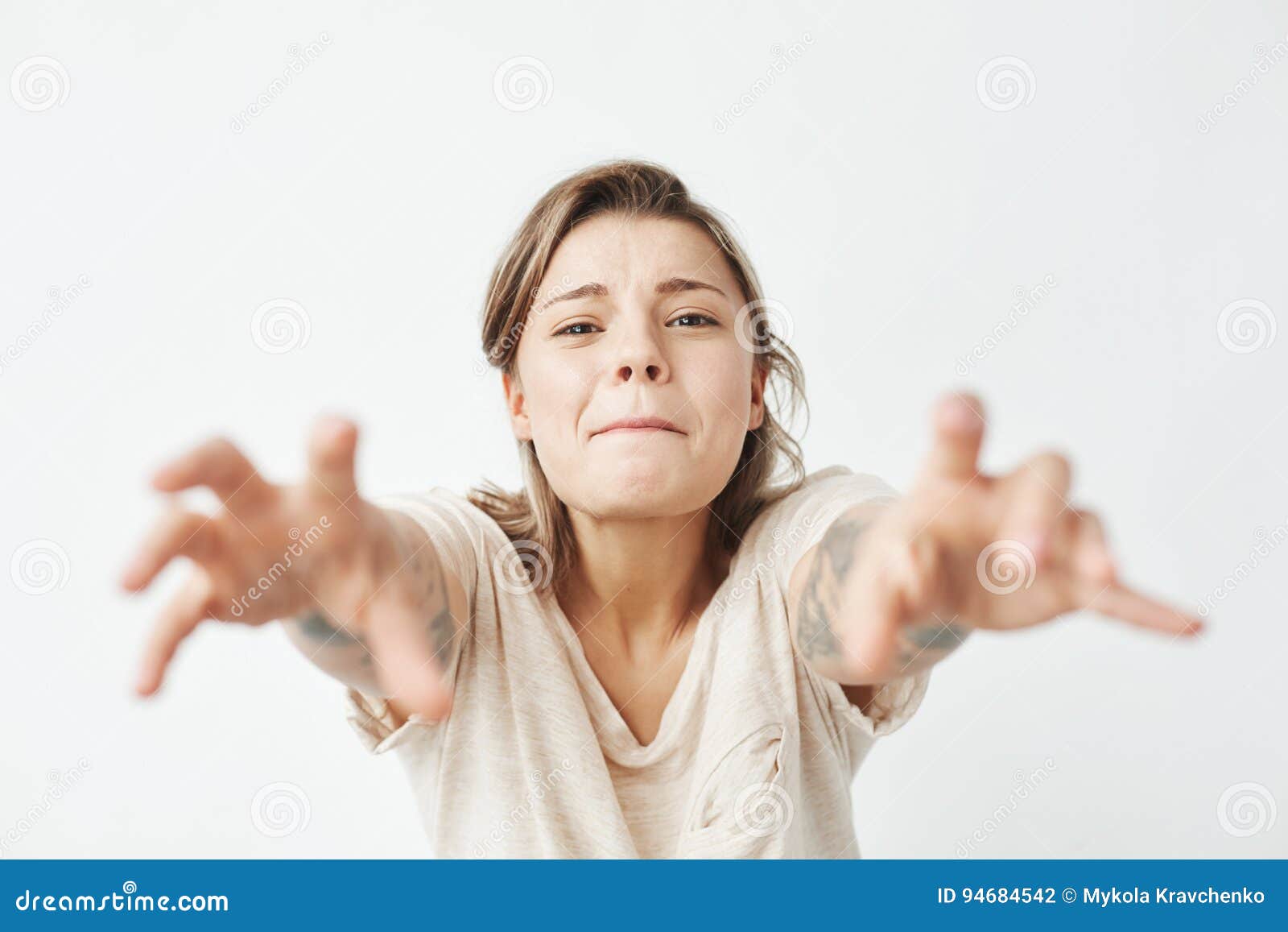 ладонь вперед. человек протягивает руку. человек с вытянутыми руками. вытянутая к камере рука. руки от первого лица.