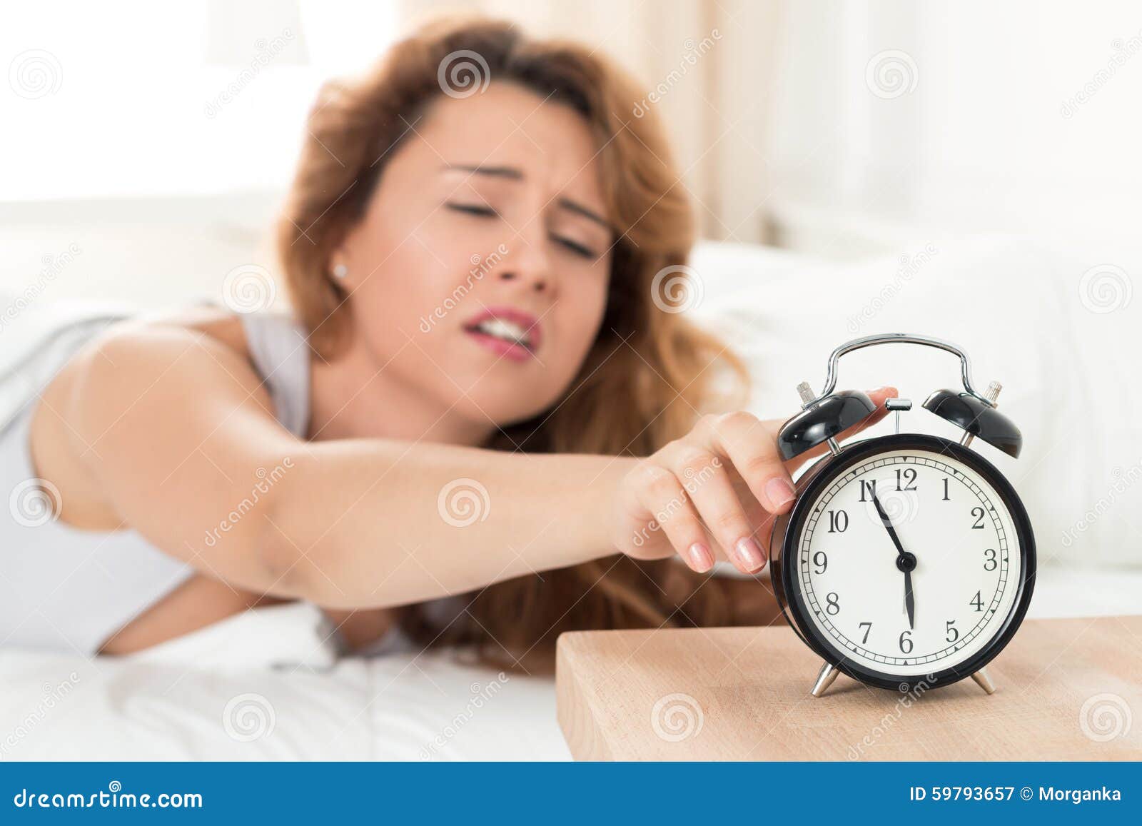Просыпаюсь раз в час. Утренний подъем. Женщина с будильником. Ранний подъем утром. Девушка резко просыпается.