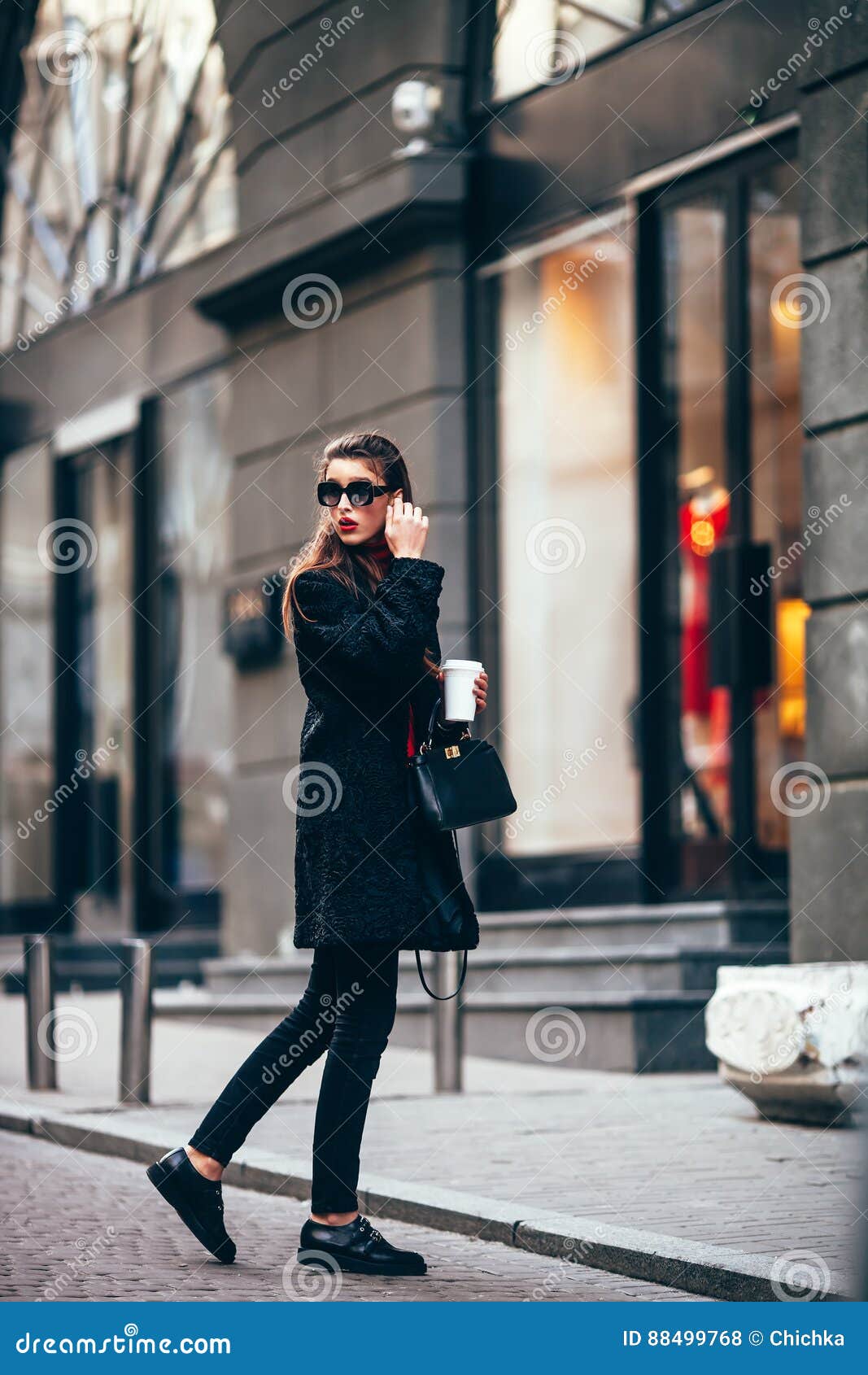 Молодая стильная девушка, проходя Windows Нося модные стекла и черное  пальто Держит кофе Стоковое Фото - изображение насчитывающей париж,  представлять: 88499768