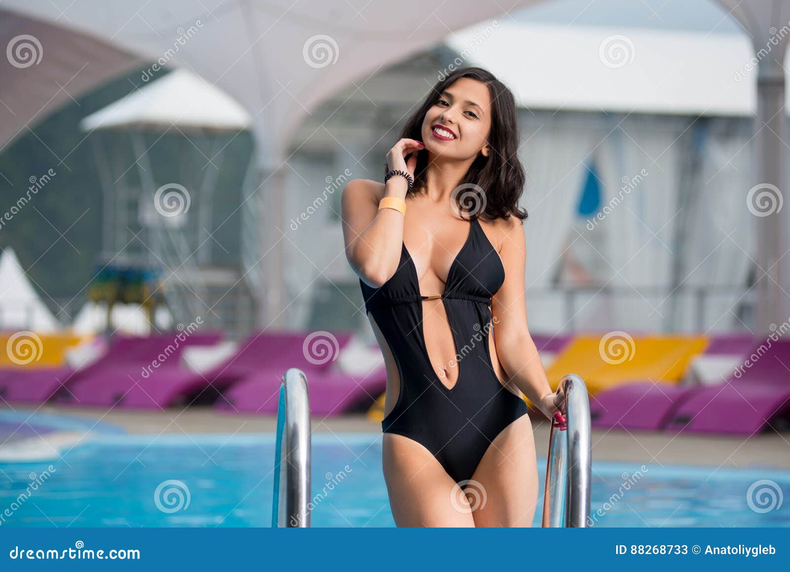 Зрелая девушка возле бассейна