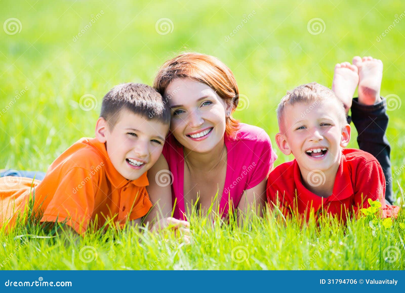 Красивая мама с ребенком. Семья на пляже. Счастливая женщина 2 сыновей. Доченька, береги семью. Красивая семья.