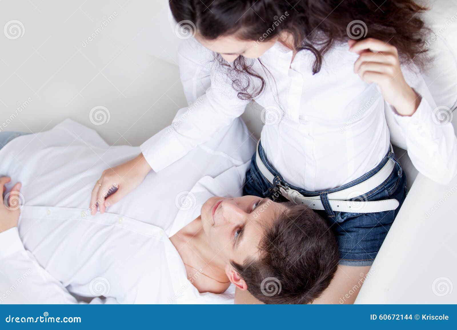 мама легла на колени