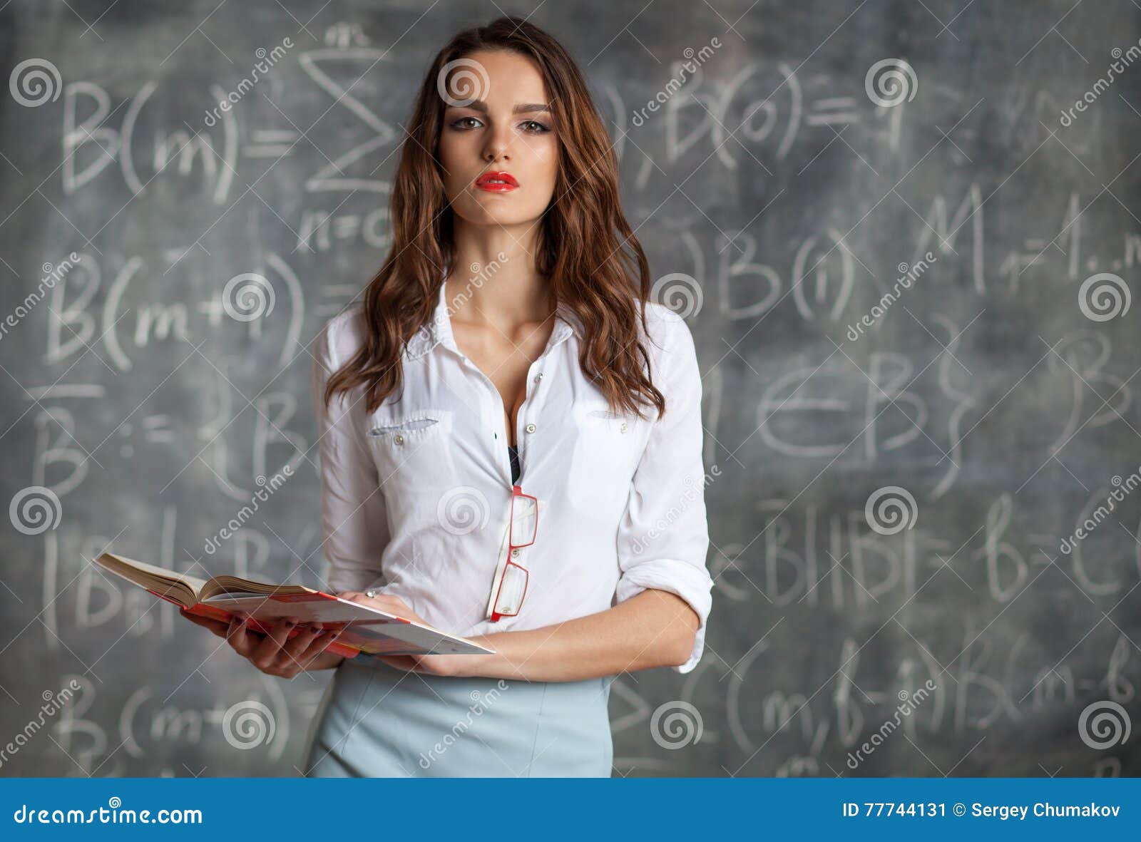 Учитель возле доски. Учитель на фоне доски. Учи училка. Школьник у доски. Преподаватель за столом.