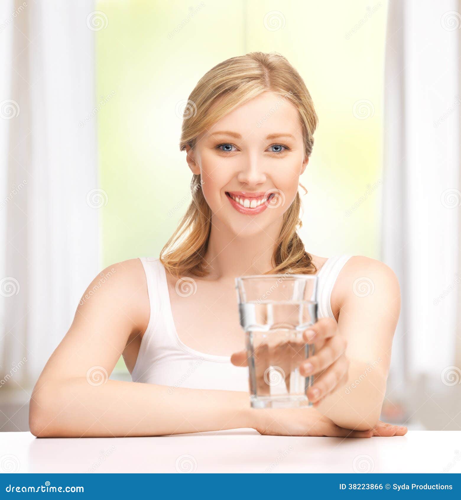 Женщина пьет воду из стакана. Женщина и стакан. Девушка со стаканом воды. Дринкин вайн. Девушка пьет.