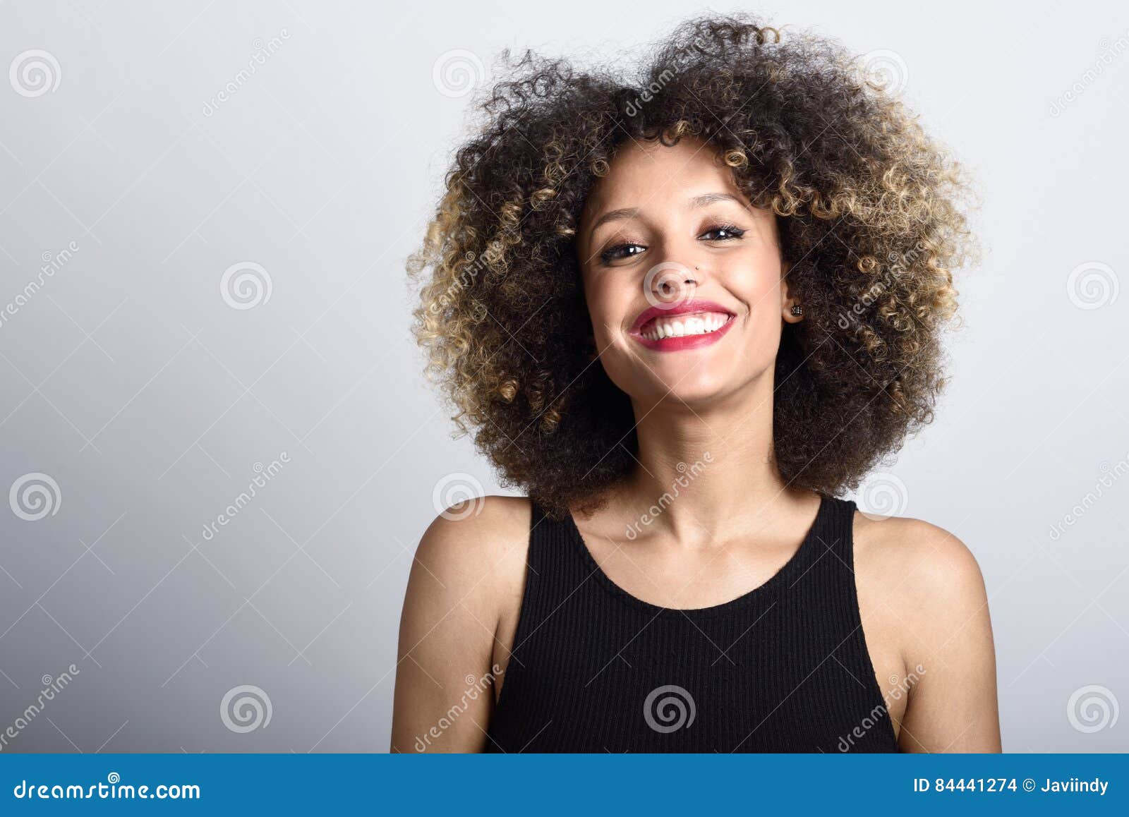 Molodaya Chernokozhaya Zhenshina S Afro Usmehatsya Stilya Prichyosok Stokovoe Foto Izobrazhenie Naschityvayushej Zhenshina Stilya 84441274
