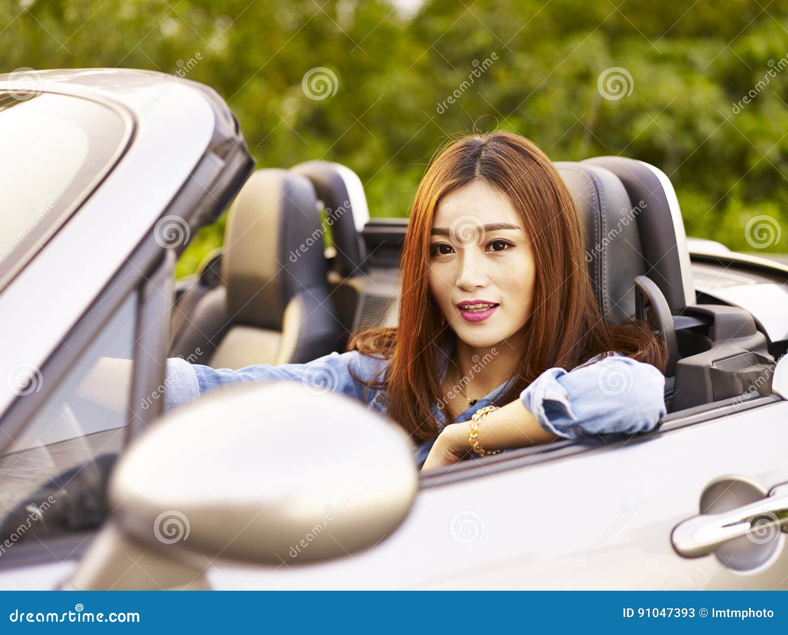Riding in my sports car. Азиаты едут в машине. So young машина. Азиаточки едут за тобой. Азиаты едут на машине и доливают бензин.