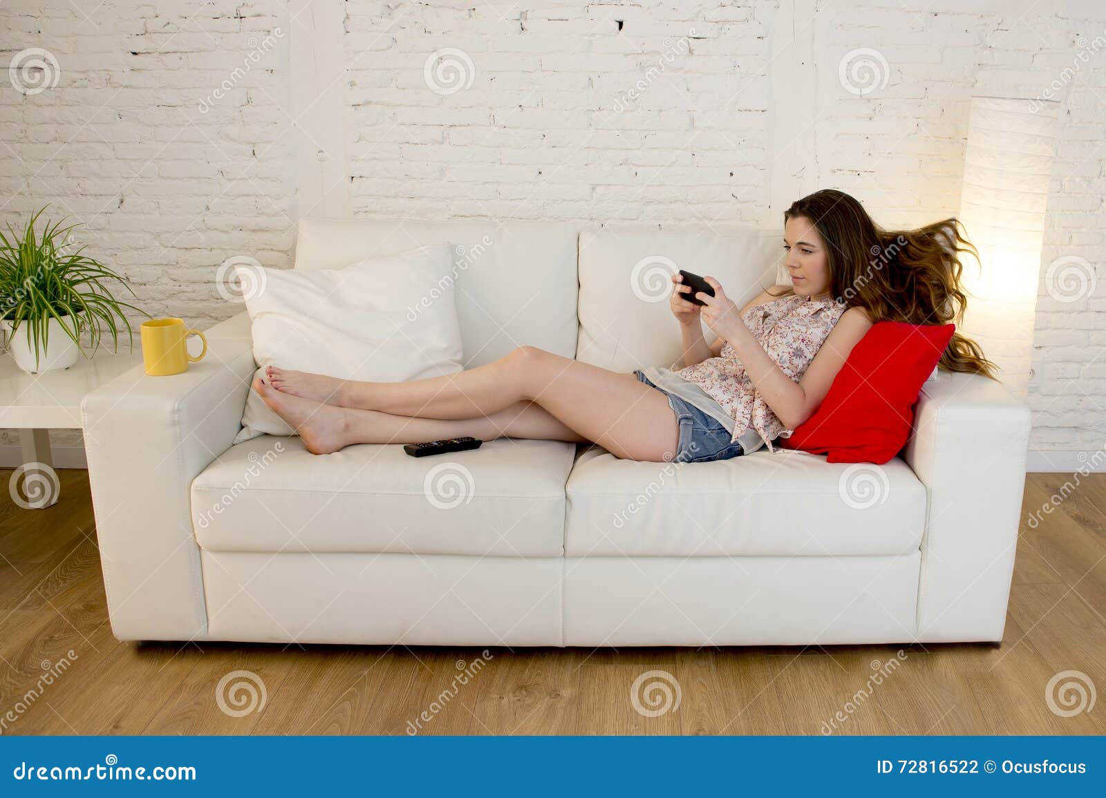 Тетке на диване. Девушка лежит на диване. Диван для девочки. Девушка босиком на диване. Девушка сидит на диване.