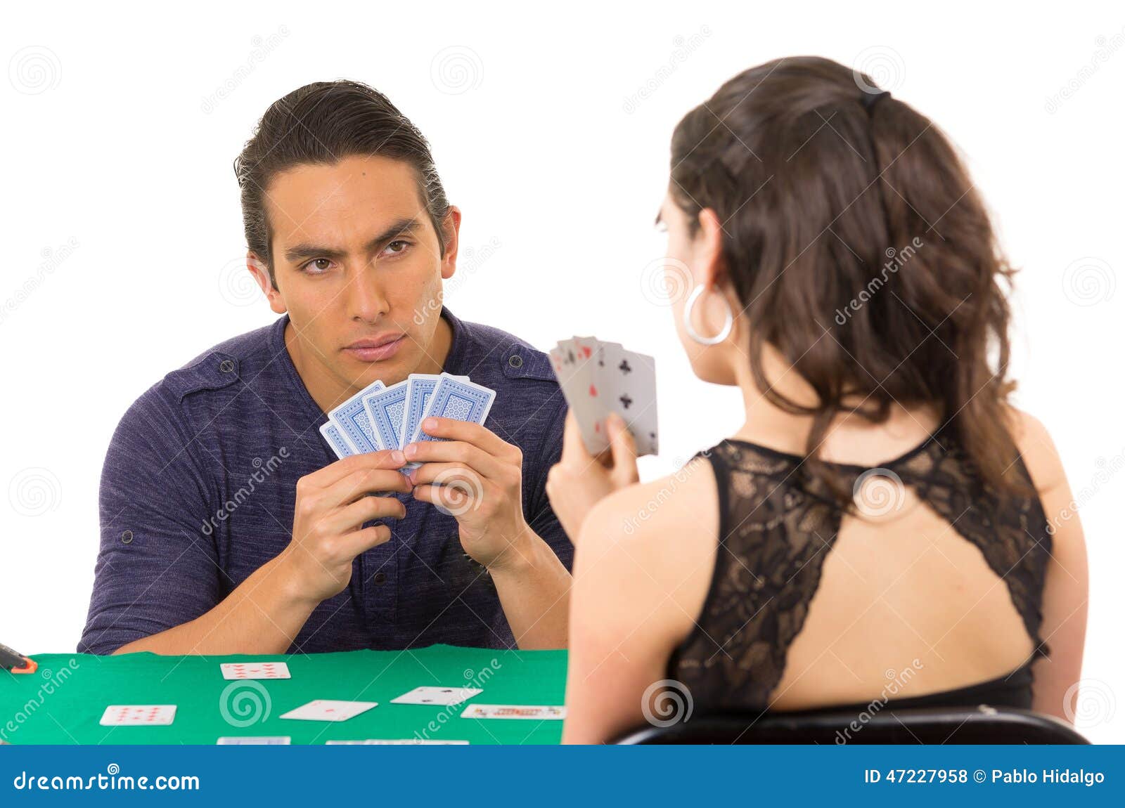 Играет в карты на жену. Люди играют в карты. Парень играет в карты. Мужчина и женщина играют в карты. Два человека играют в карты.