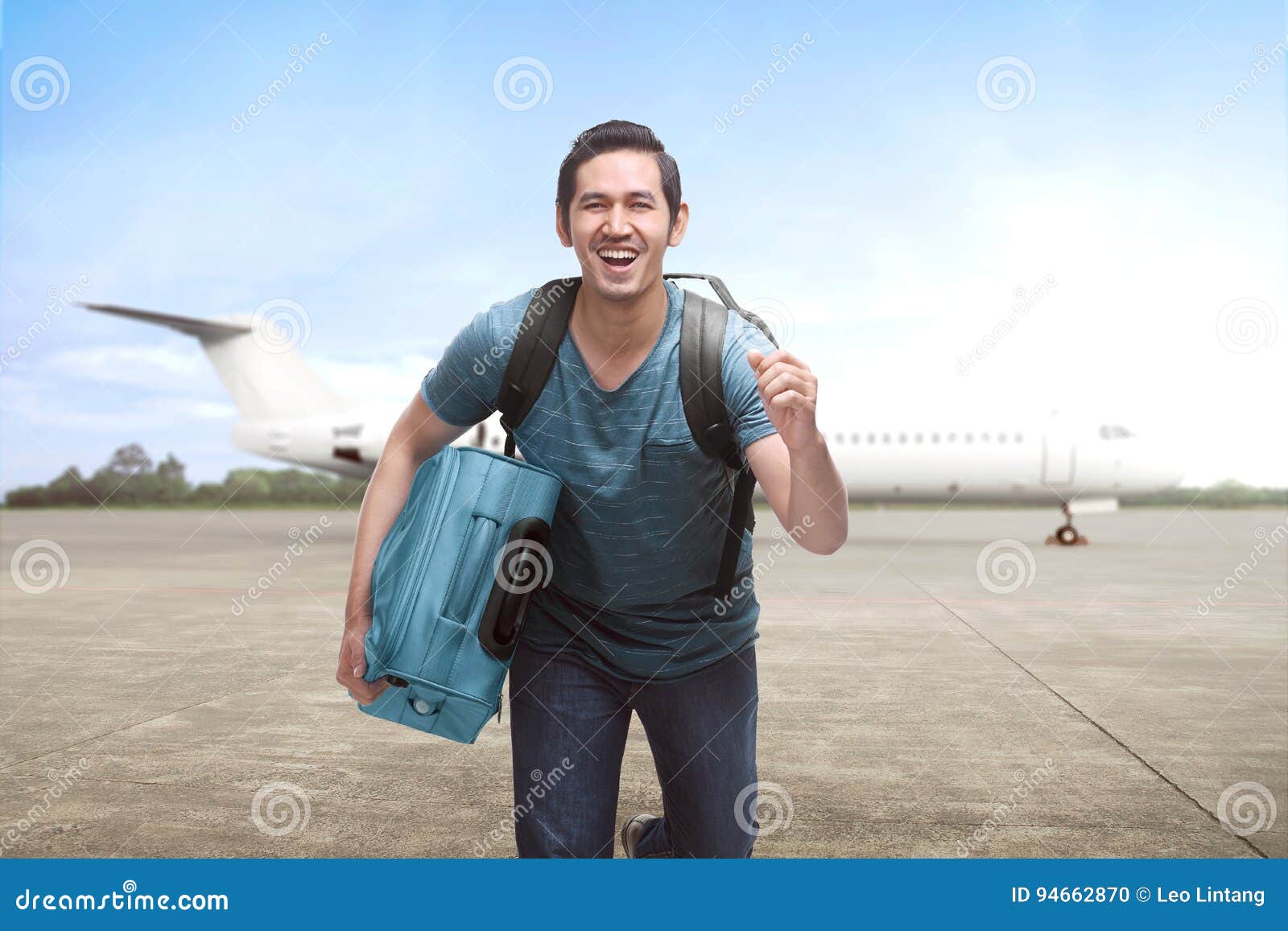 Мужчина в самолете. Get off the plane. Самолёт с туристами. Гусь с чемоданами в руках на взлётной полосе. Get off the plane.