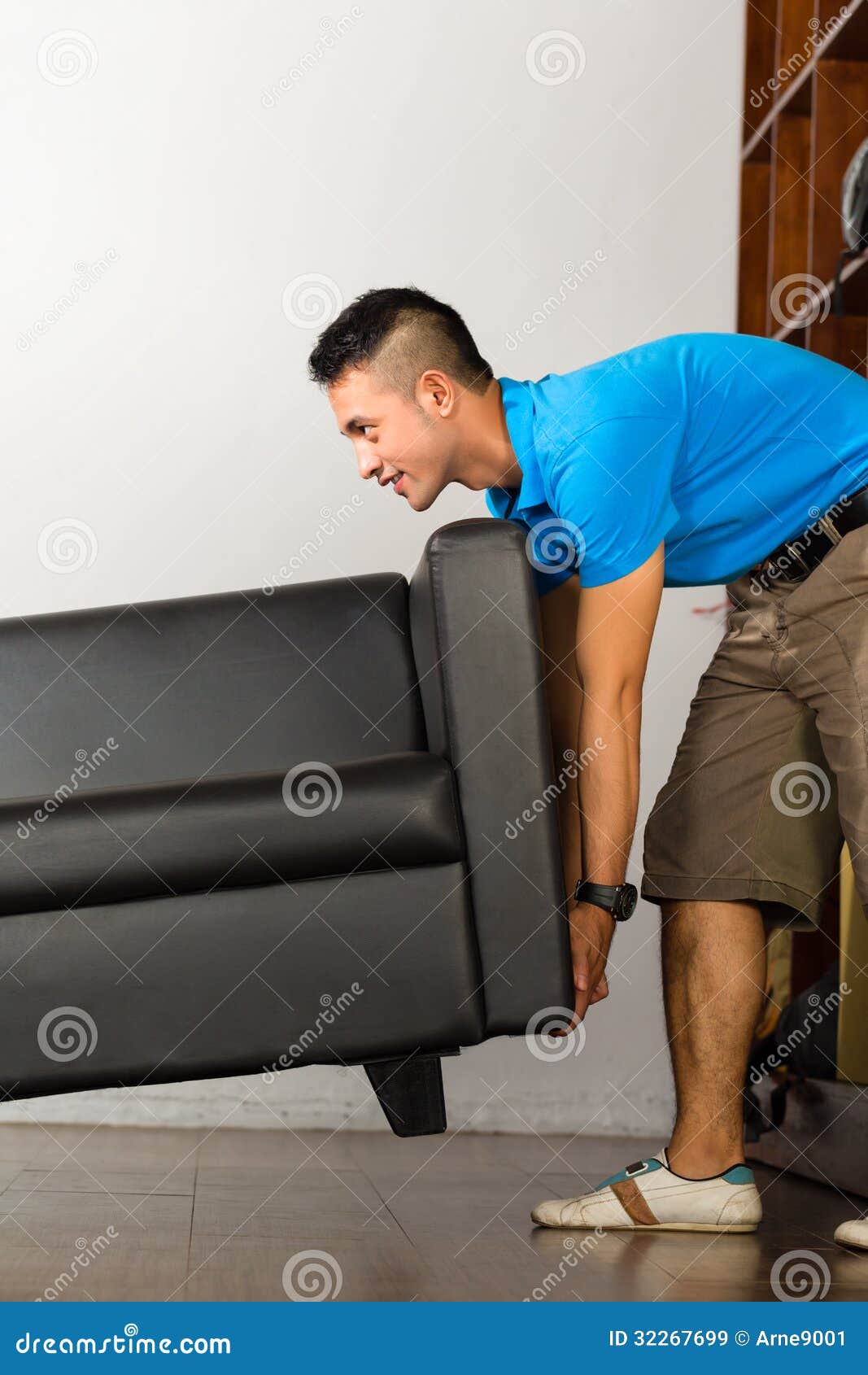 поднять стул уперевшись головой в стену