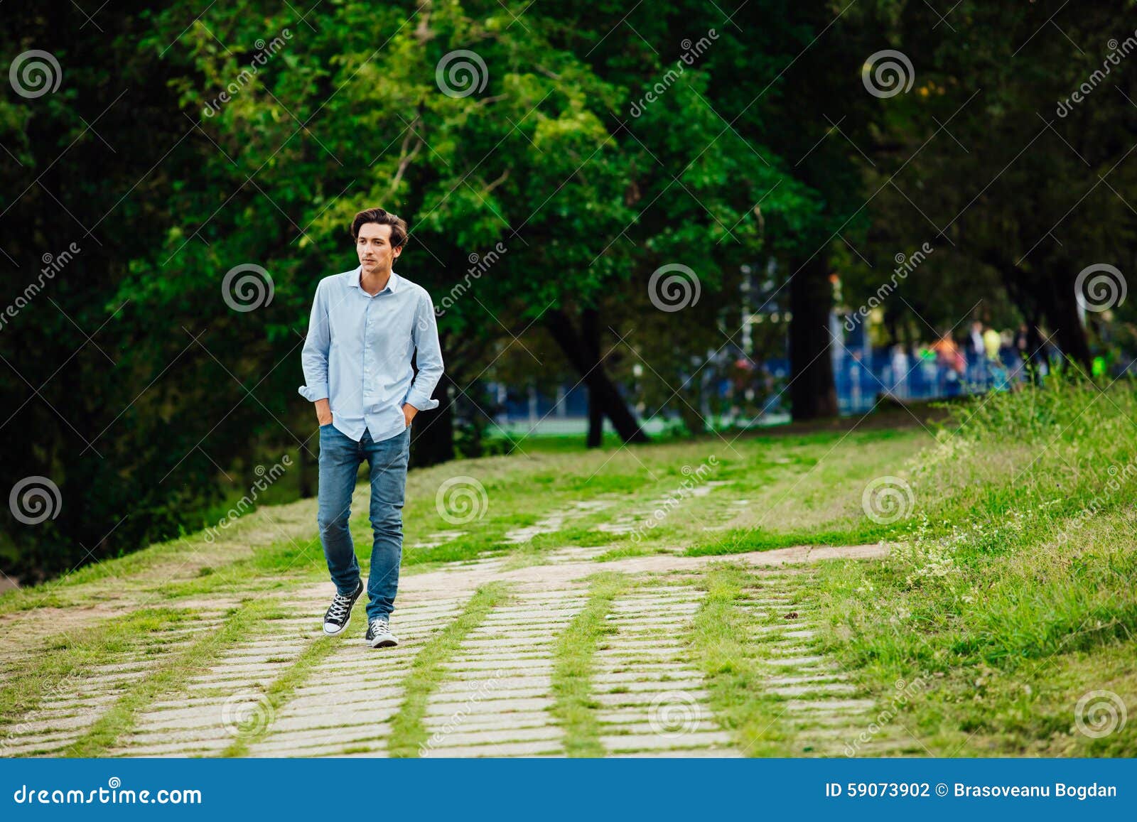 Гулять сходите. Люди гуляют в парке. Мужчина гуляет в парке. Люди гуляют по парку. Прогулка в парке парень.