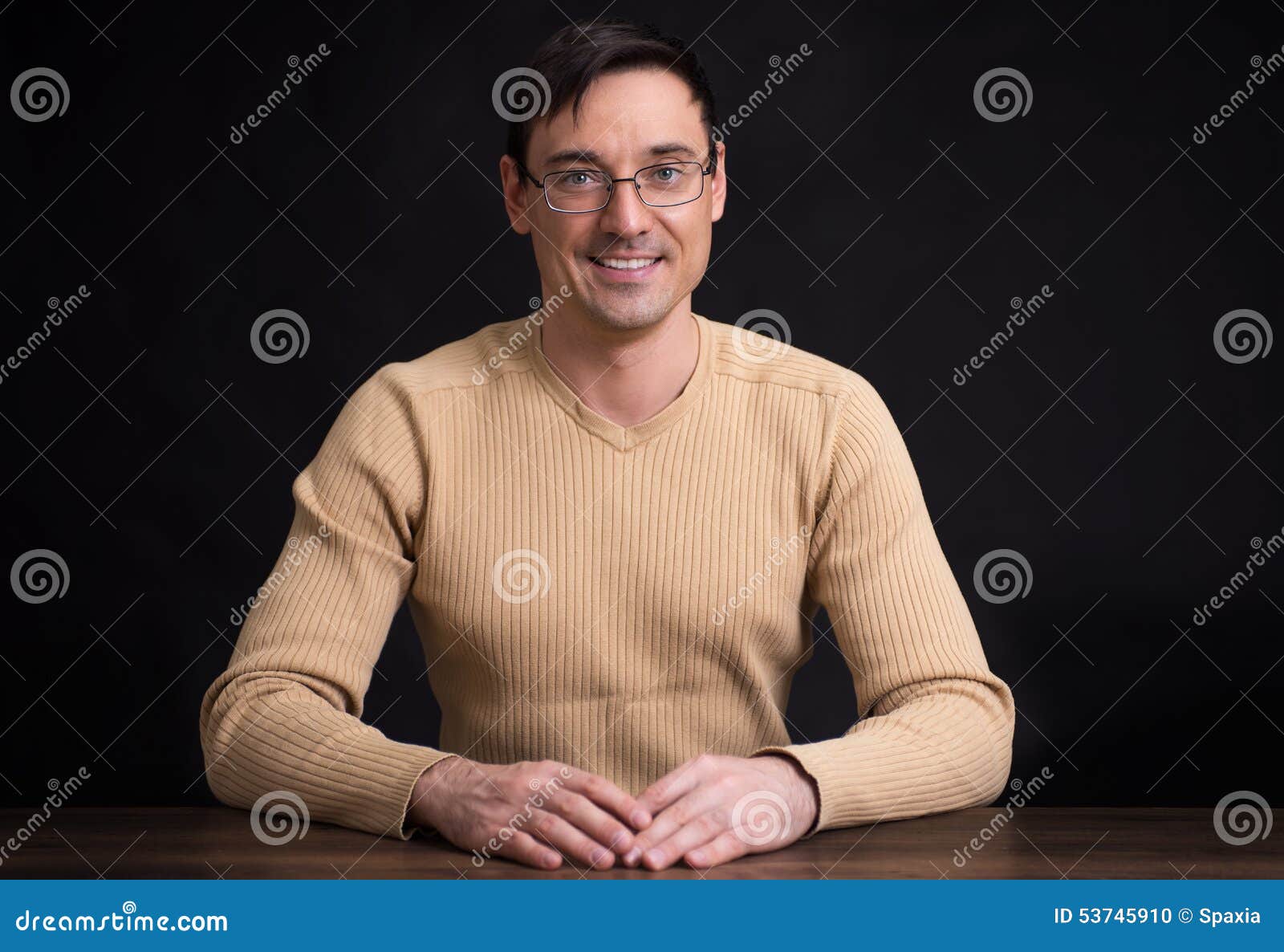 руки сложены перед собой на столе